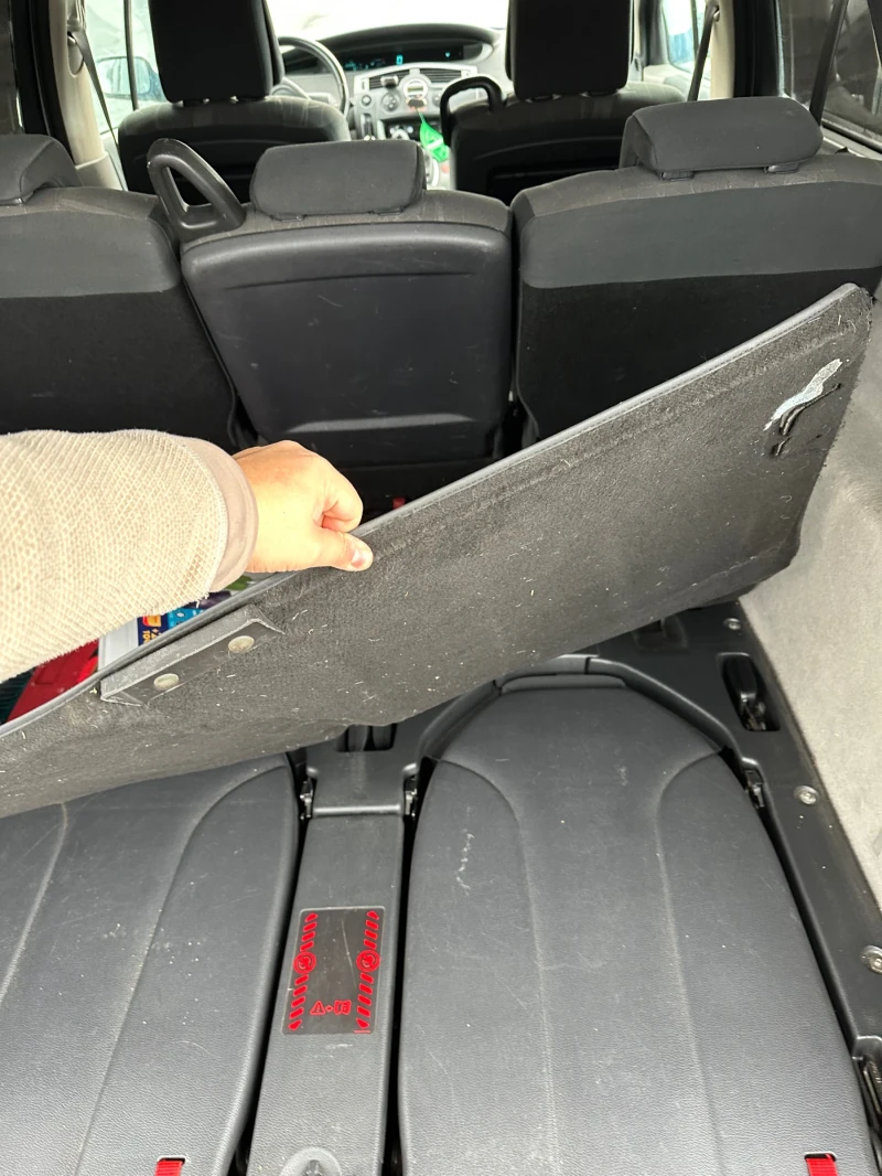 Renault Scenic 1.9 dci, 6+ 1, 7местен, снимка 10 - Автомобили и джипове - 53053293