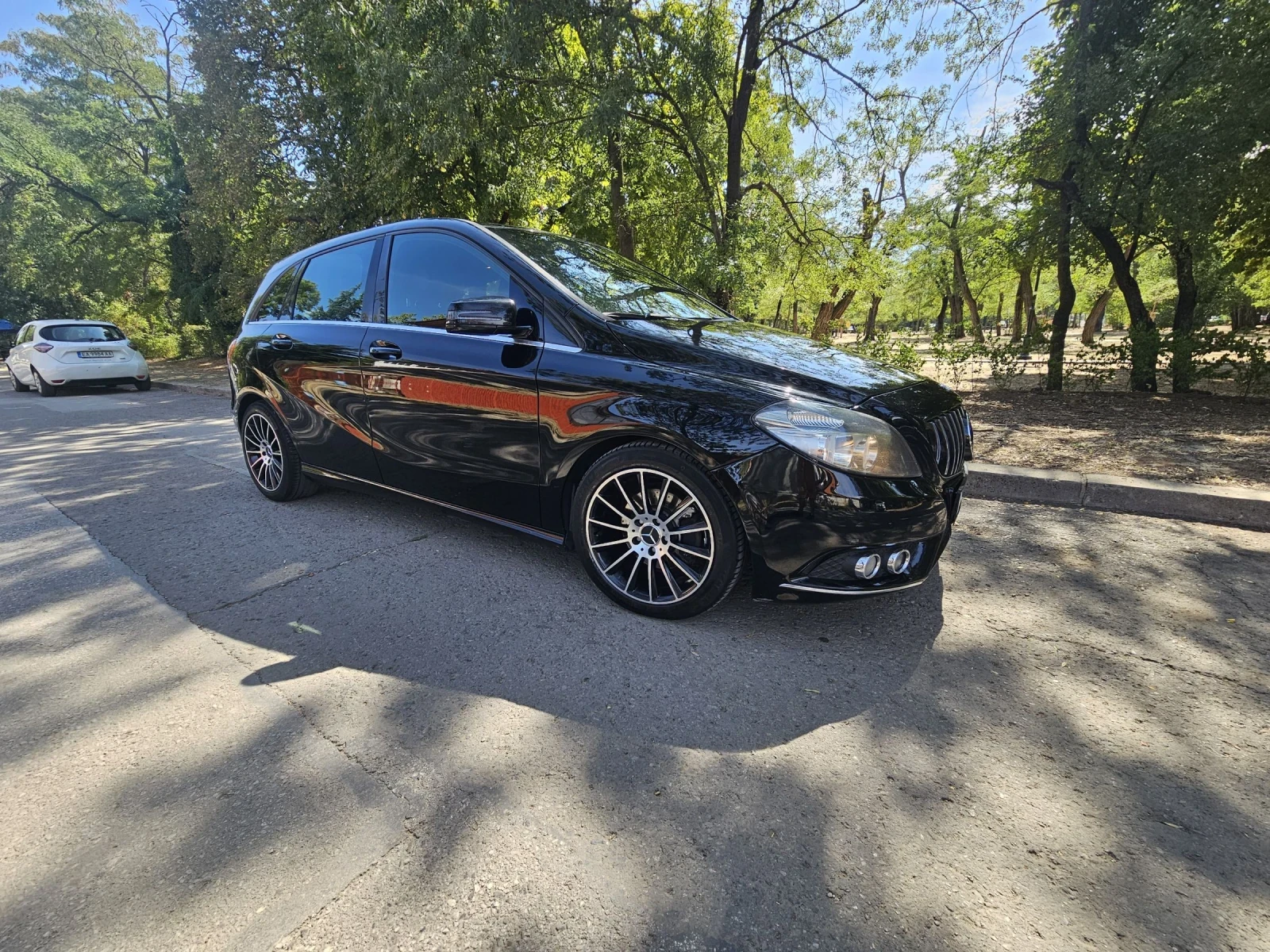 Mercedes-Benz B 180 Sport Сервизна история , снимка 1