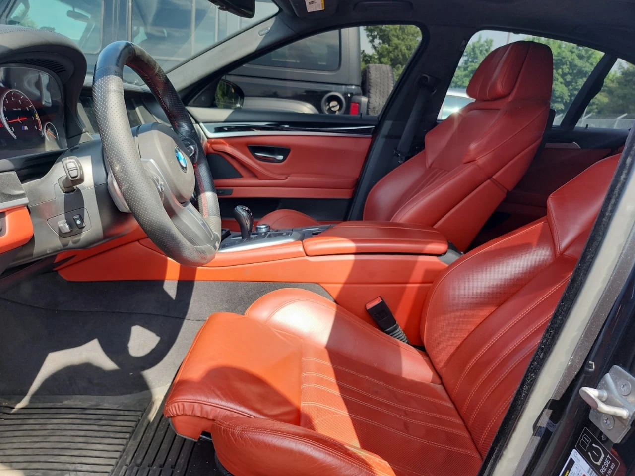 BMW M5 * CARFAX * АВТО КРЕДИТ * ЦЕНА ДО БГ! - изображение 6