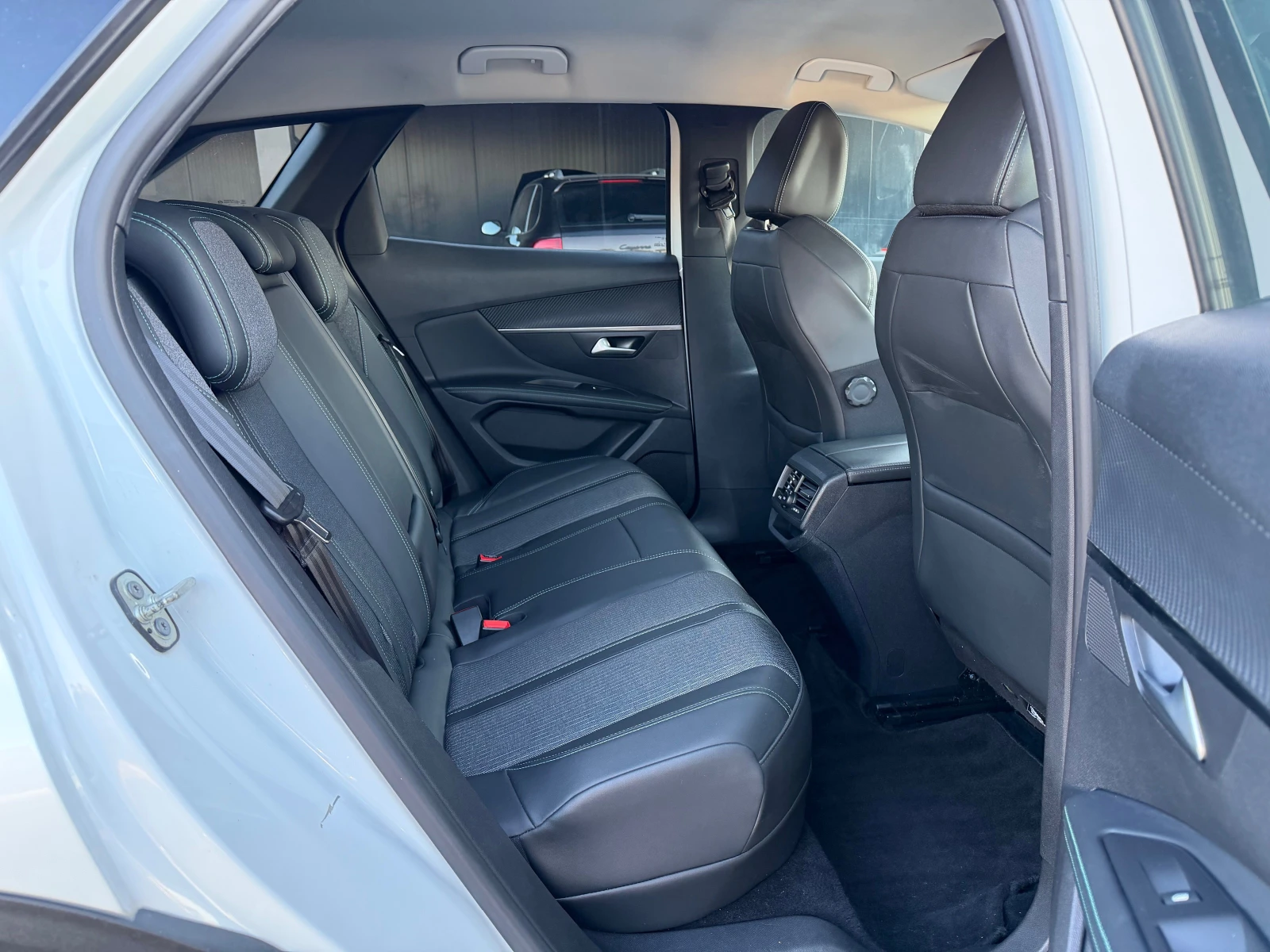 Peugeot 3008 1.6 Plug-In HYBRID e-EAT8 ALLURE, снимка 15 - Автомобили и джипове - 54569875