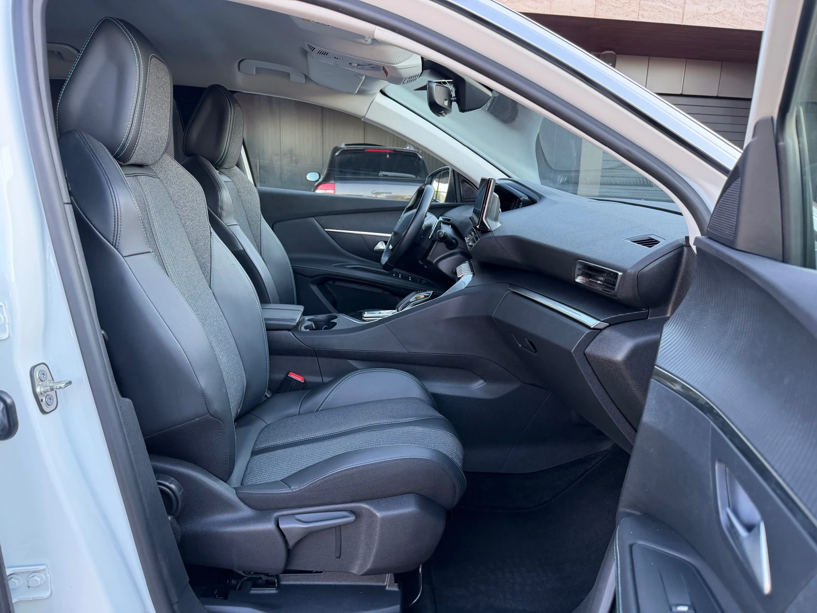 Peugeot 3008 1.6 Plug-In HYBRID e-EAT8 ALLURE, снимка 13 - Автомобили и джипове - 54569875