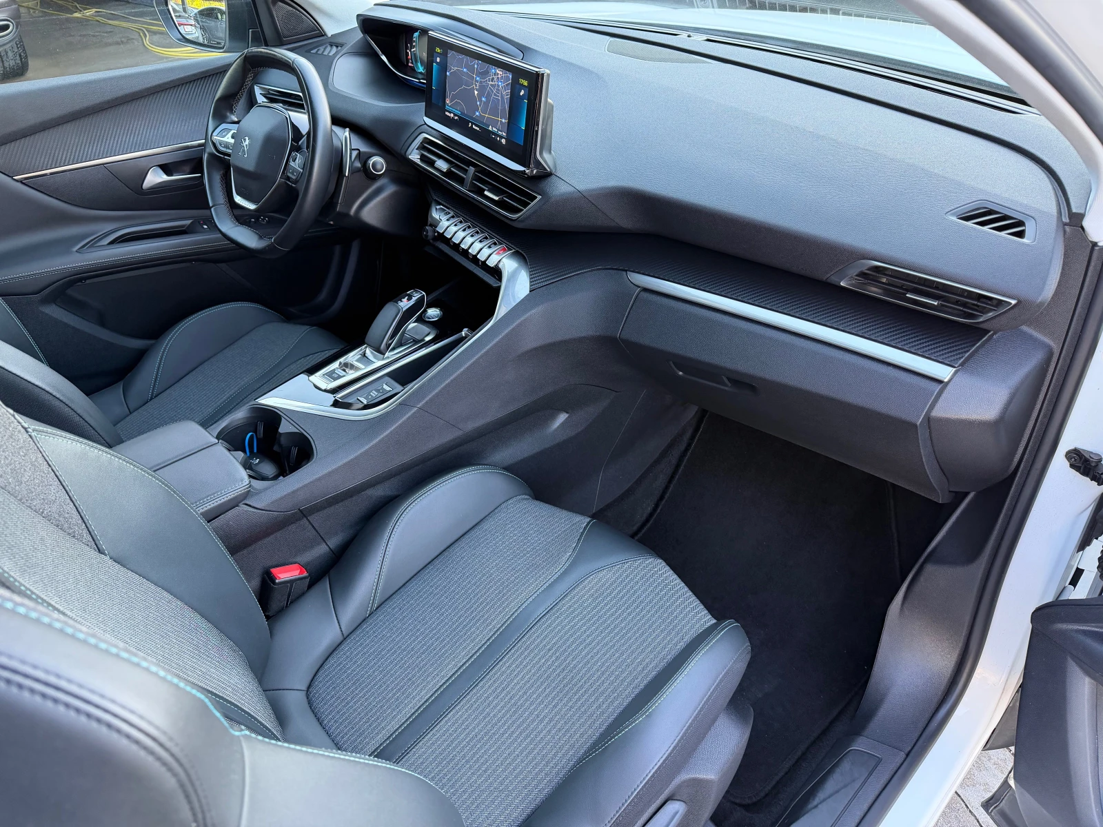 Peugeot 3008 1.6 Plug-In HYBRID e-EAT8 ALLURE, снимка 12 - Автомобили и джипове - 54569875