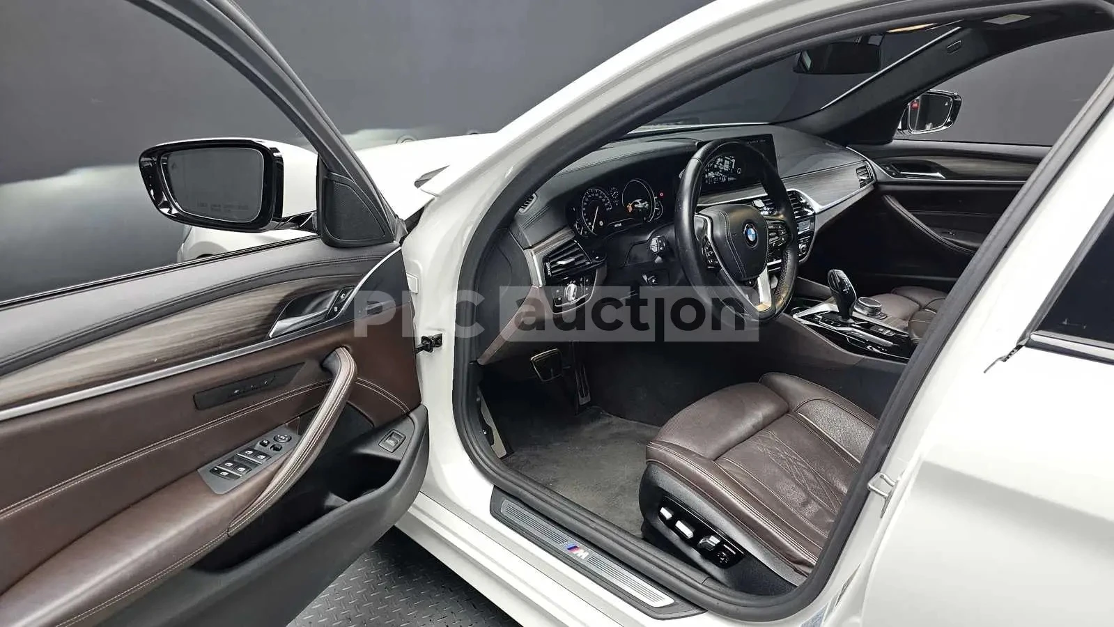 BMW 530 M SPORT/ФИКСИРАНА ЦЕНА ДО БЪЛГАРИЯ, снимка 13 - Автомобили и джипове - 54997679