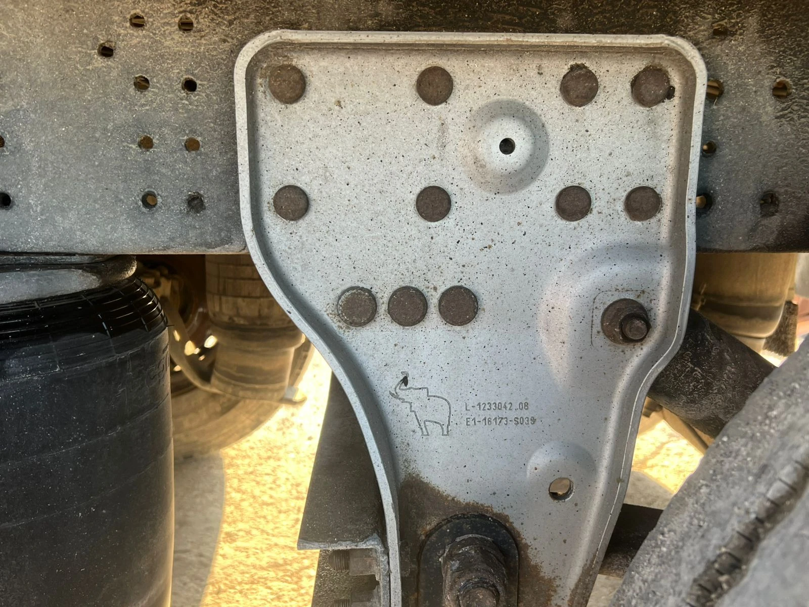 Полуремарке Schmitz ГОТОВО ЗА РАБОТА / НОВИ ГУМИ / НАПЪЛНО ОБСЛУЖЕН, снимка 15 - Ремаркета - 53792507