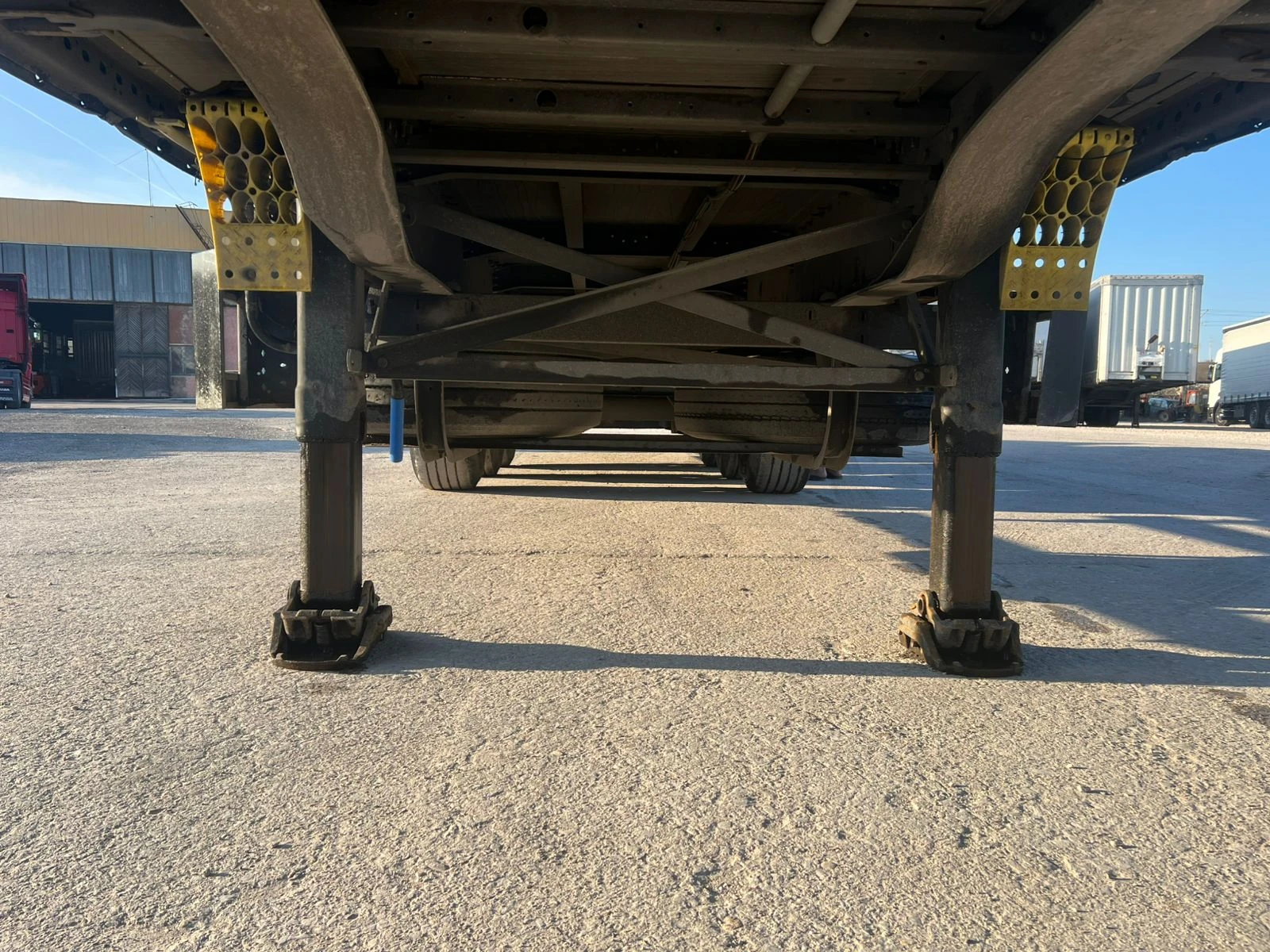 Полуремарке Schmitz ГОТОВО ЗА РАБОТА / НОВИ ГУМИ / НАПЪЛНО ОБСЛУЖЕН, снимка 16 - Ремаркета - 53792507