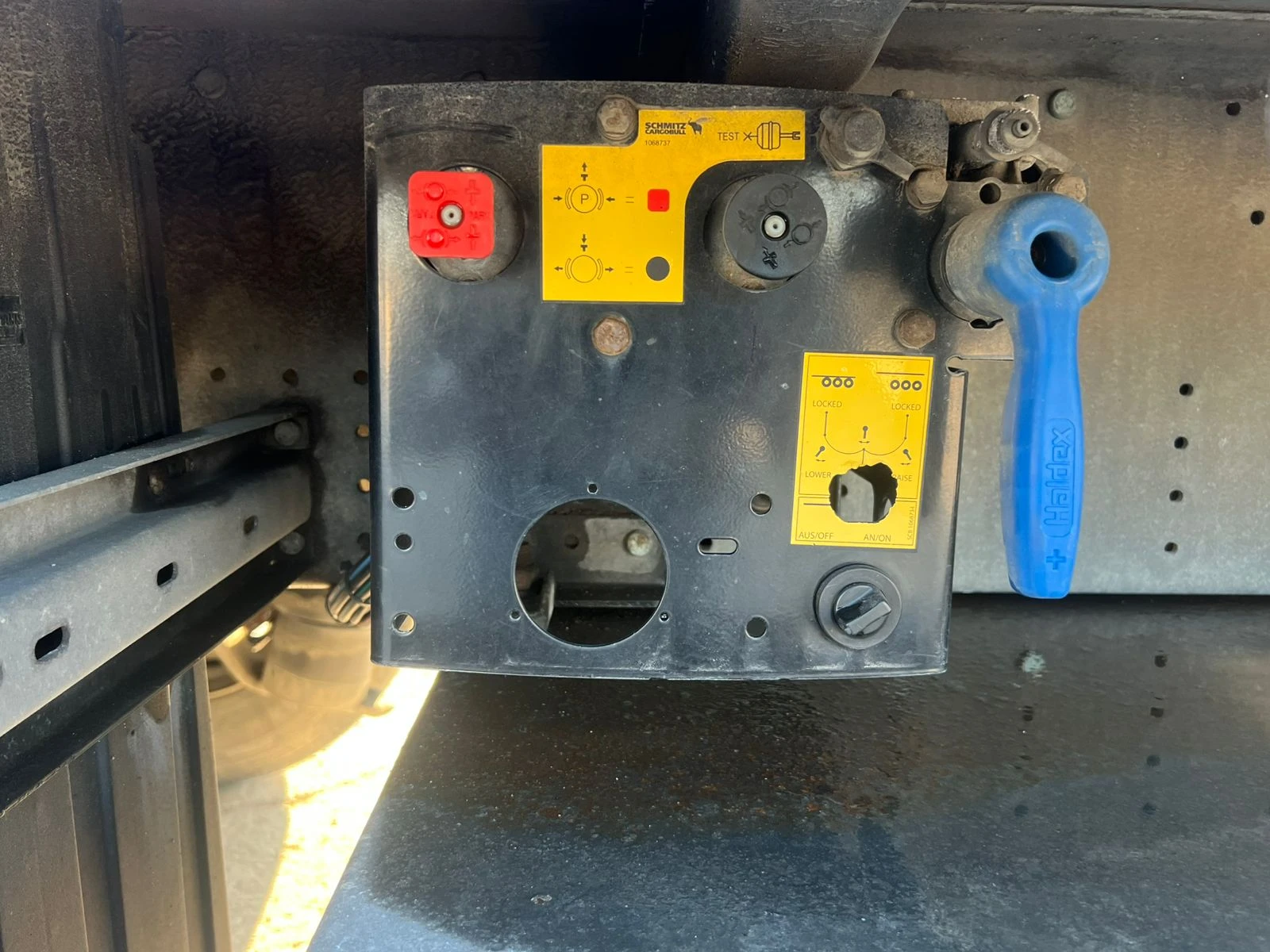 Полуремарке Schmitz ГОТОВО ЗА РАБОТА / НОВИ ГУМИ / НАПЪЛНО ОБСЛУЖЕН, снимка 14 - Ремаркета - 53792507