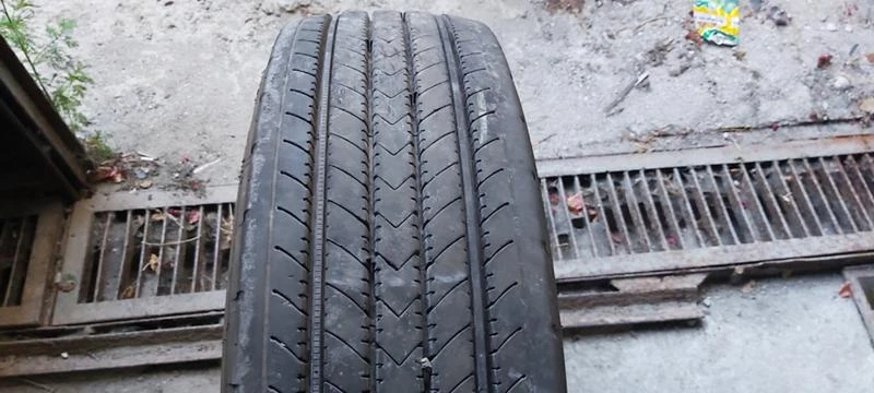 Гуми Летни 215/75R17.5, снимка 1 - Гуми и джанти - 41998907