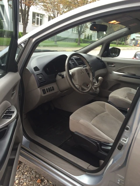 Mitsubishi Grandis 2.4 MIVEC, снимка 8 - Автомобили и джипове - 56019293