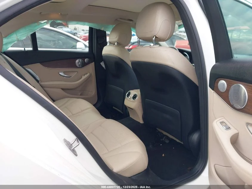 Mercedes-Benz C 300 2l Sedan - изображение 8