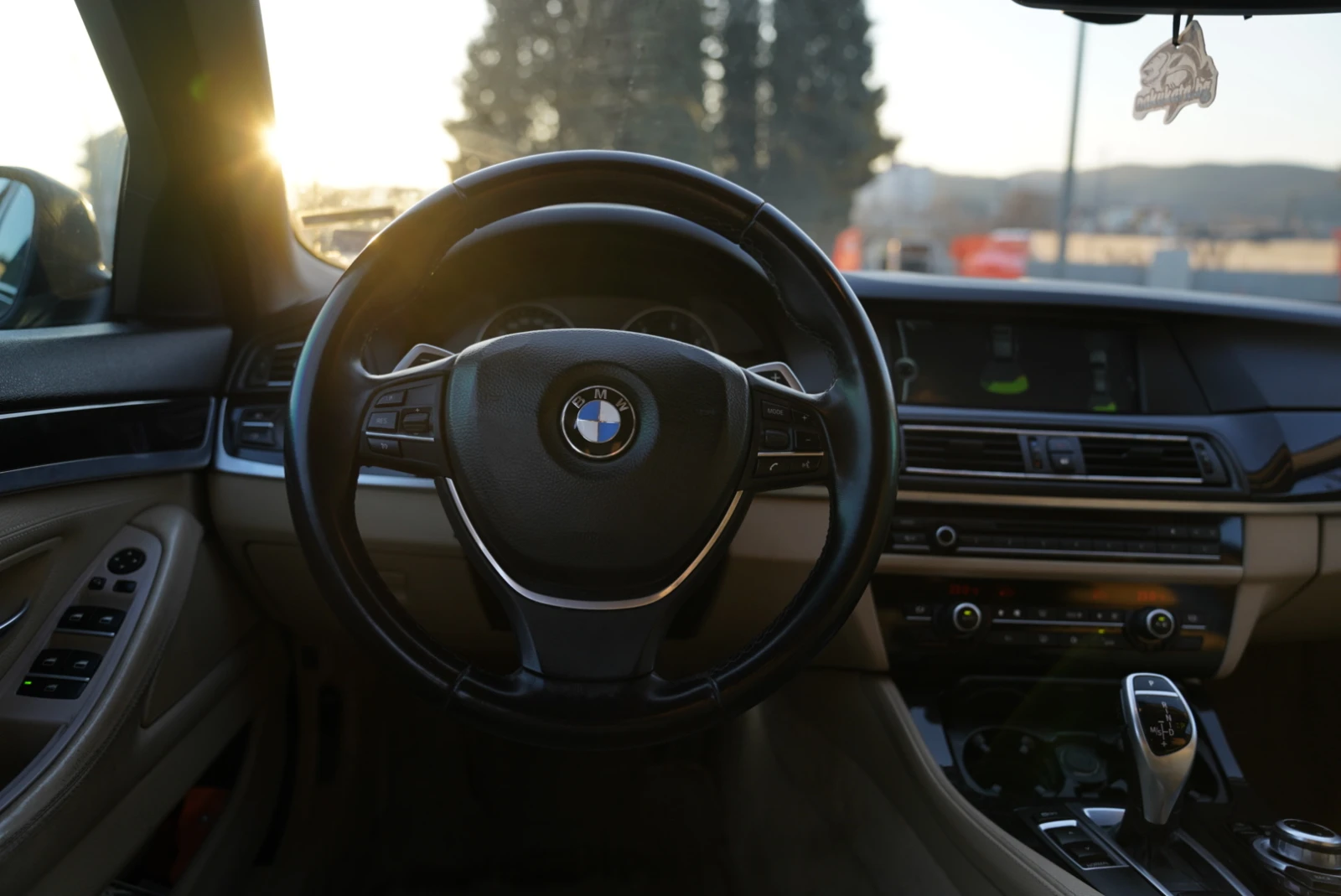 BMW 520 ГОЛЯМА НАВИГАЦИЯ* ПЕРА* КОЖА* BIXENON* ПАРКТРОНИК, снимка 9 - Автомобили и джипове - 54963663
