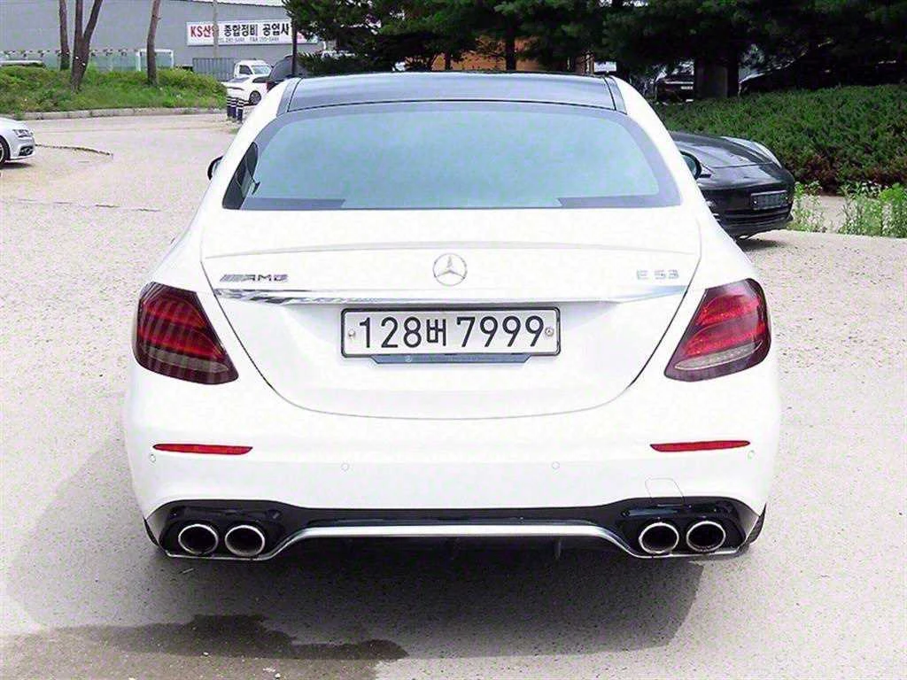 Mercedes-Benz E 53 AMG 4M Burmester Масаж 71 000 Km - изображение 4