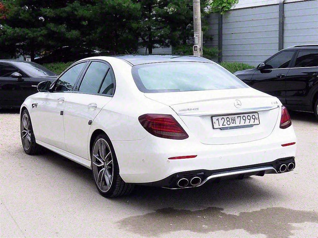 Mercedes-Benz E 53 AMG 4M Burmester Масаж 71 000 Km - изображение 3