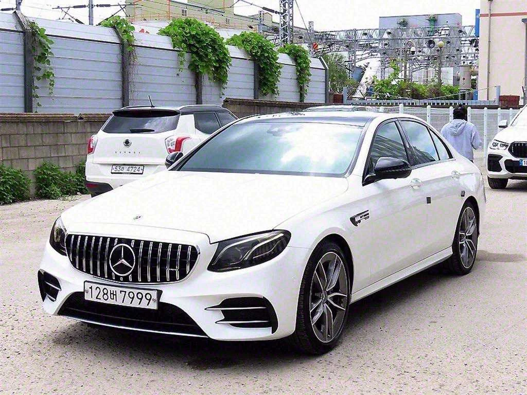 Mercedes-Benz E 53 AMG 4M Burmester Масаж 71 000 Km - изображение 2