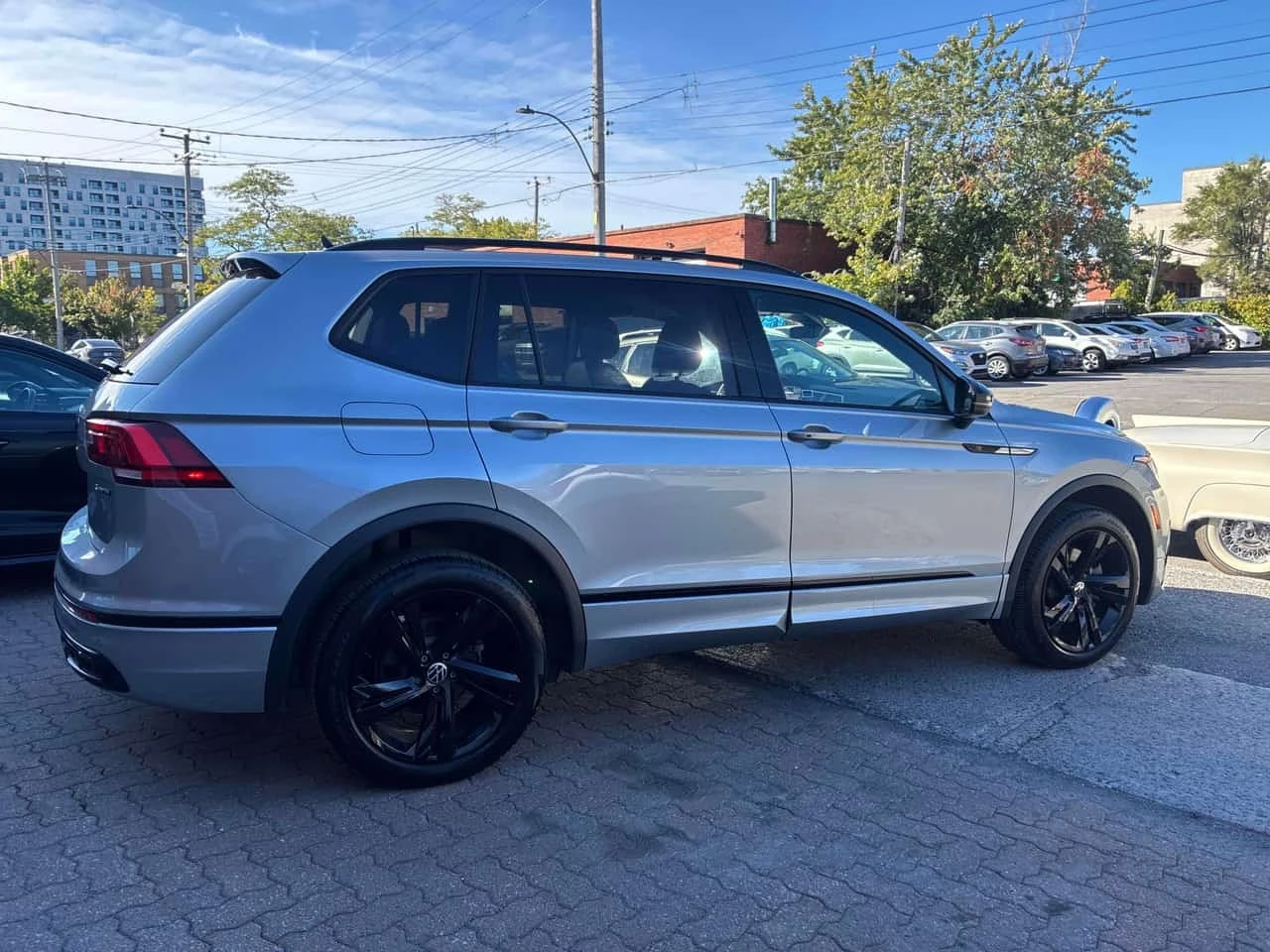 VW Tiguan * Comfortline R Line Black Edition * CARFAX * БЕЗ , снимка 3 - Автомобили и джипове - 56182309
