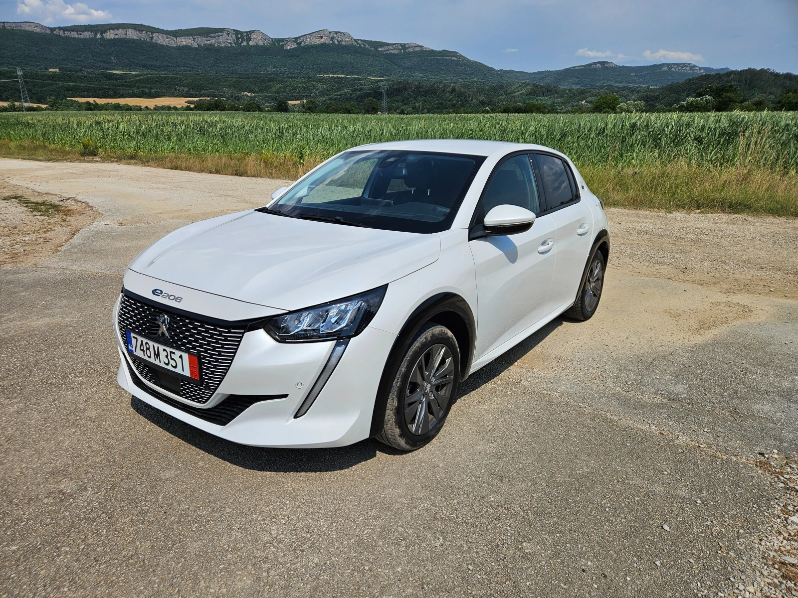 Peugeot 208 Е ALLURE * 50kWh * Full LED * 3D Display - изображение 3