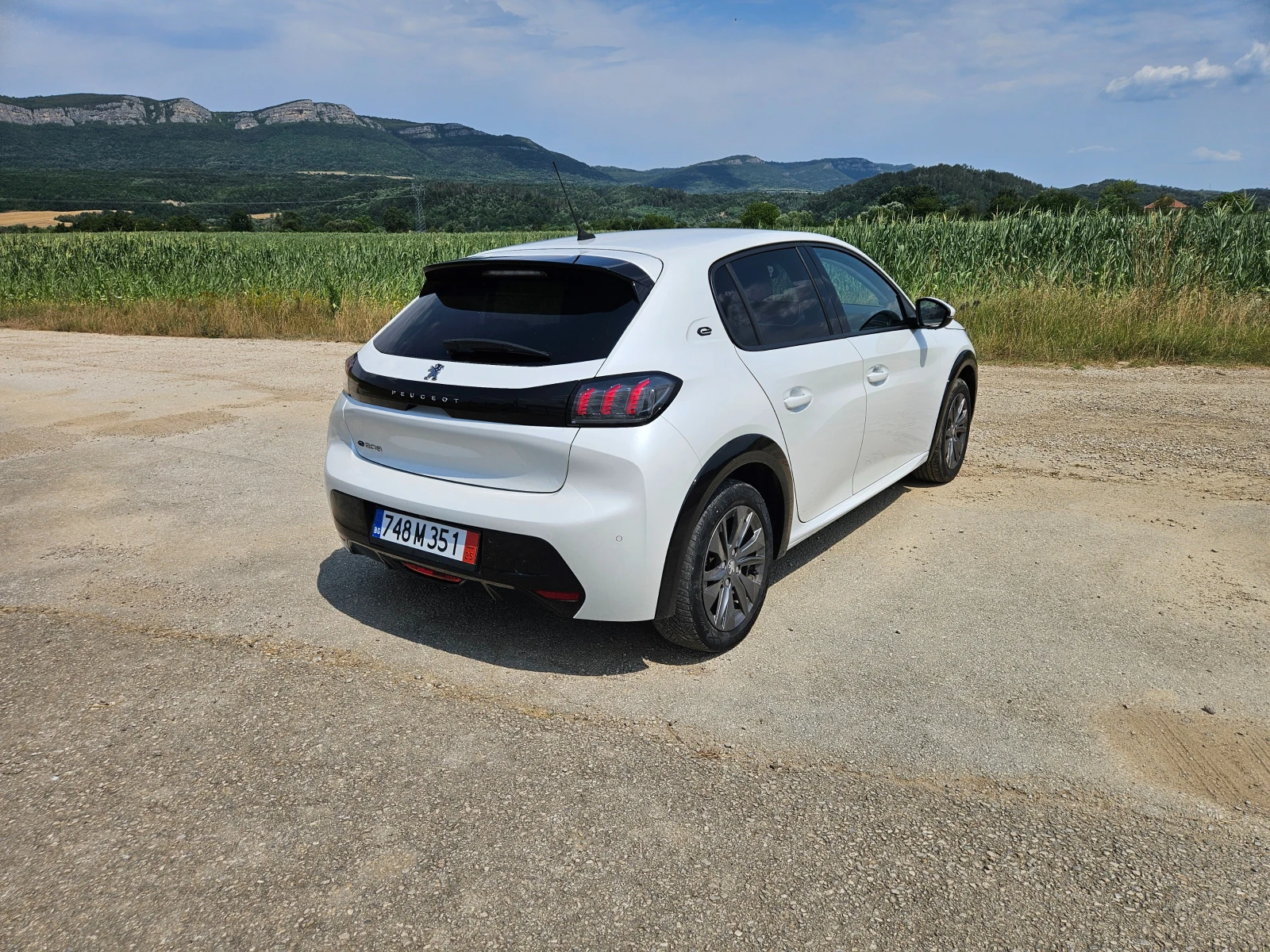 Peugeot 208 Е ALLURE * 50kWh * Full LED * 3D Display - изображение 6