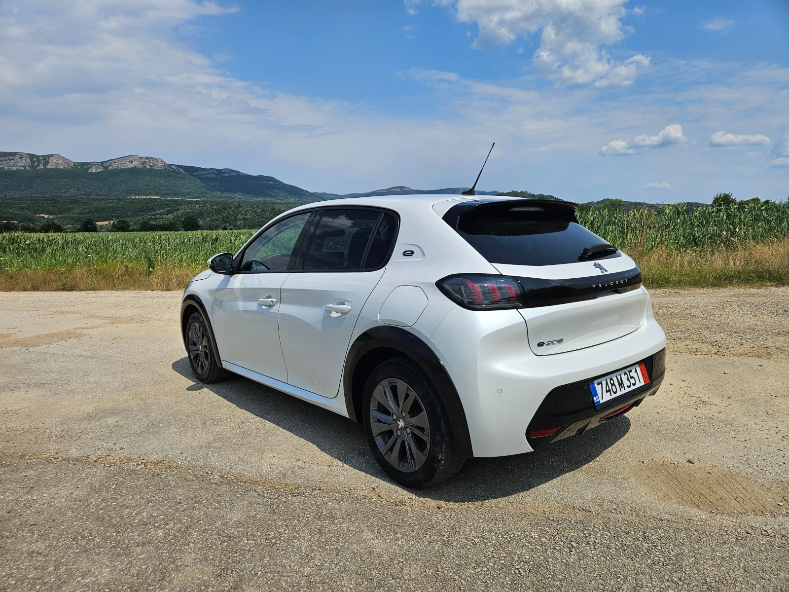 Peugeot 208 Е ALLURE * 50kWh * Full LED * 3D Display - изображение 5