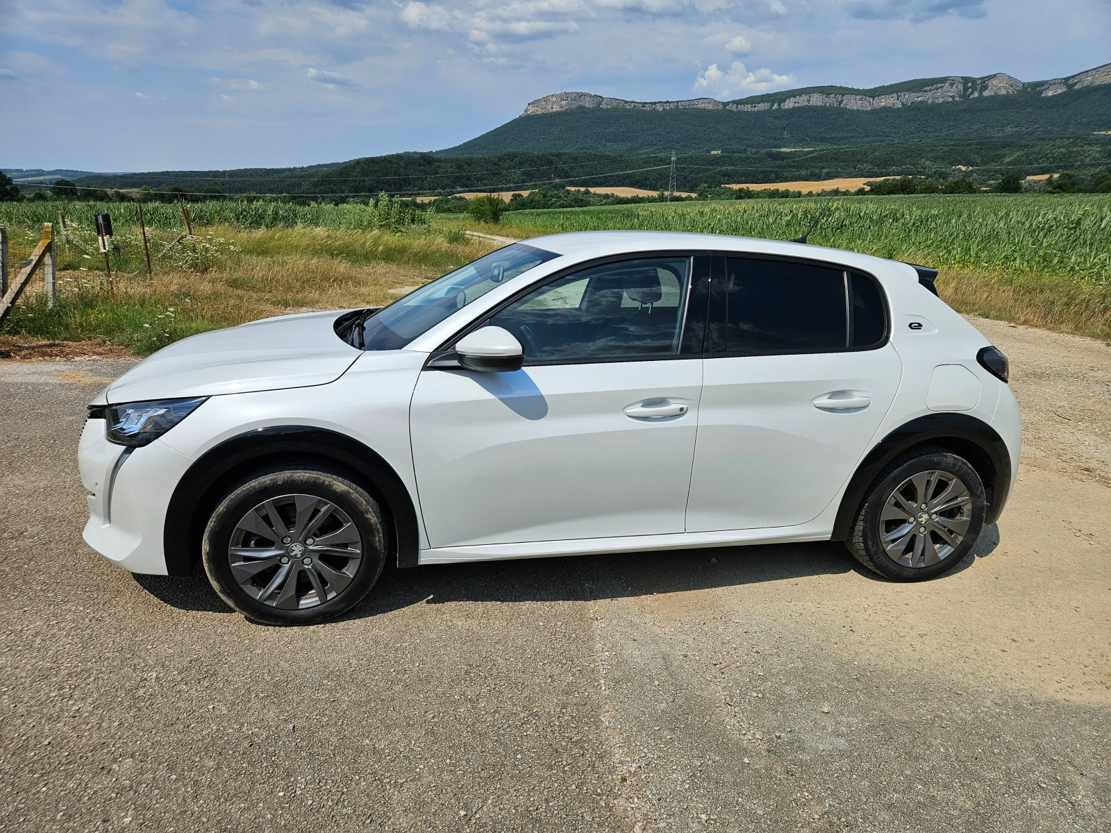 Peugeot 208 Е ALLURE * 50kWh * Full LED * 3D Display - изображение 4