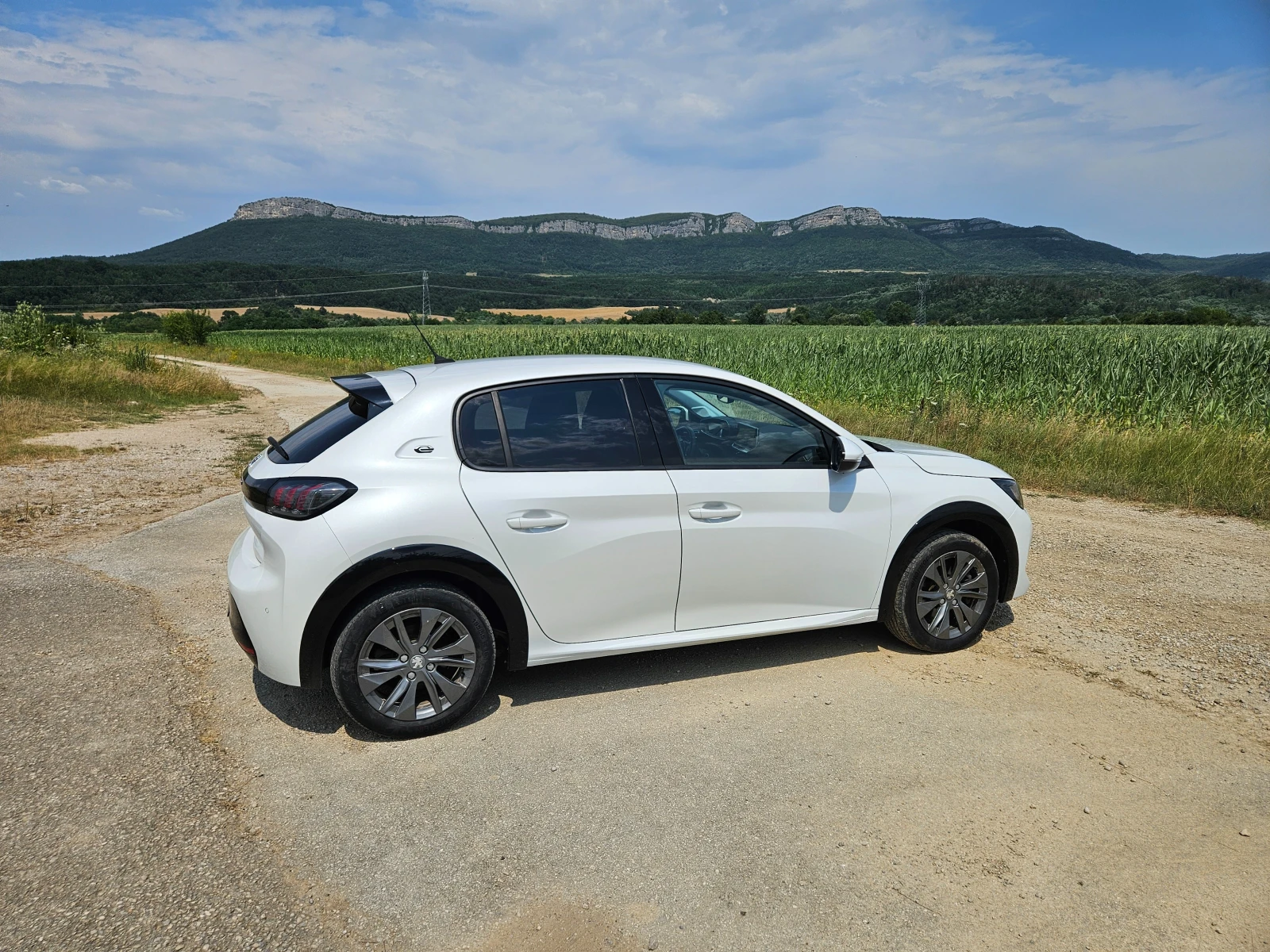 Peugeot 208 Е ALLURE * 50kWh * Full LED * 3D Display - изображение 7