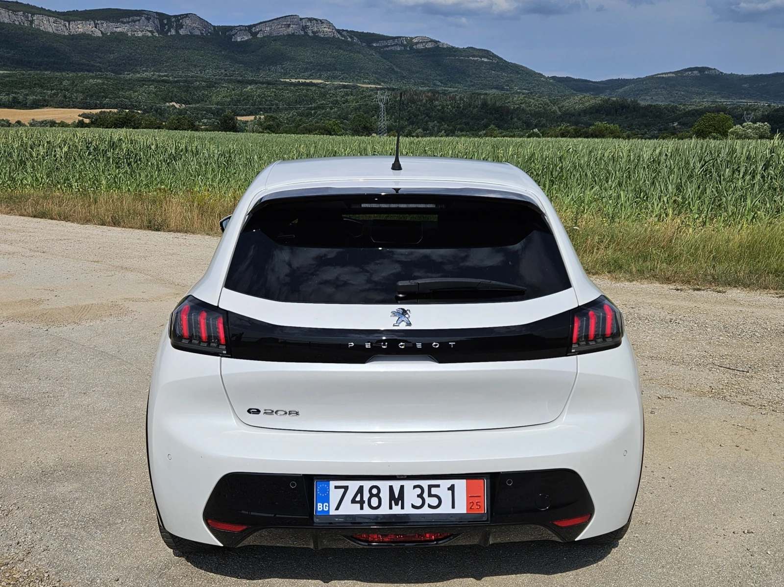 Peugeot 208 Е ALLURE * 50kWh * Full LED * 3D Display - изображение 2