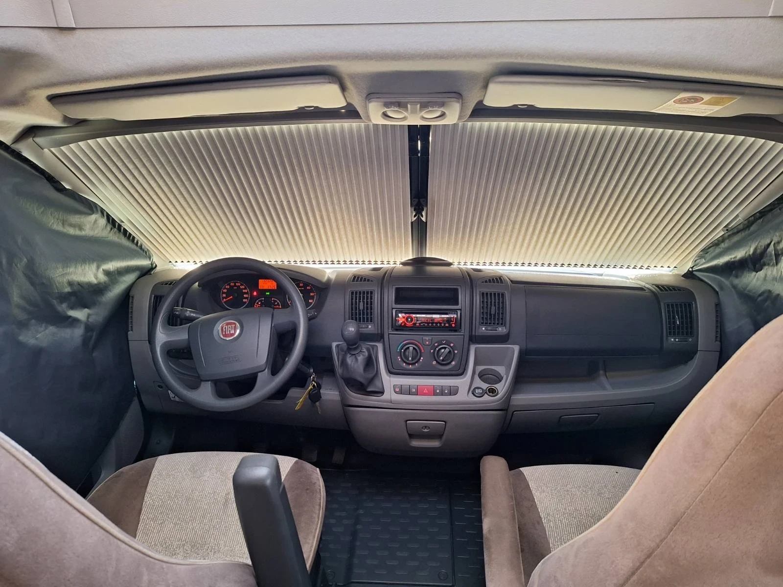 Кемпер Adria Matrix M860SP, снимка 6 - Каравани и кемпери - 56185653