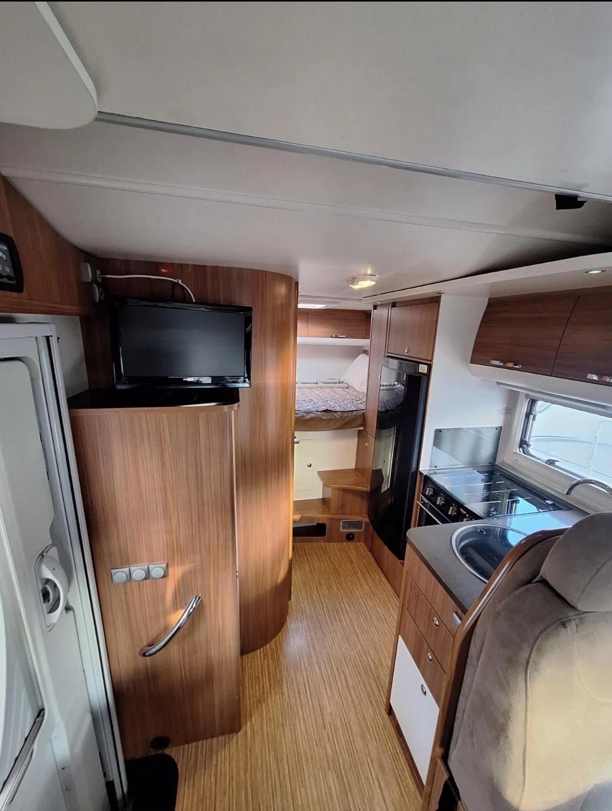 Кемпер Adria Matrix M860SP, снимка 9 - Каравани и кемпери - 56185653