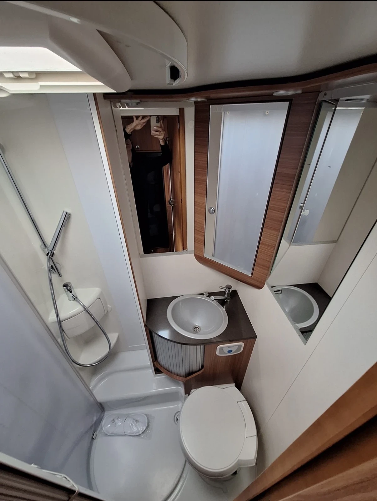 Кемпер Adria Matrix M860SP, снимка 13 - Каравани и кемпери - 56185653