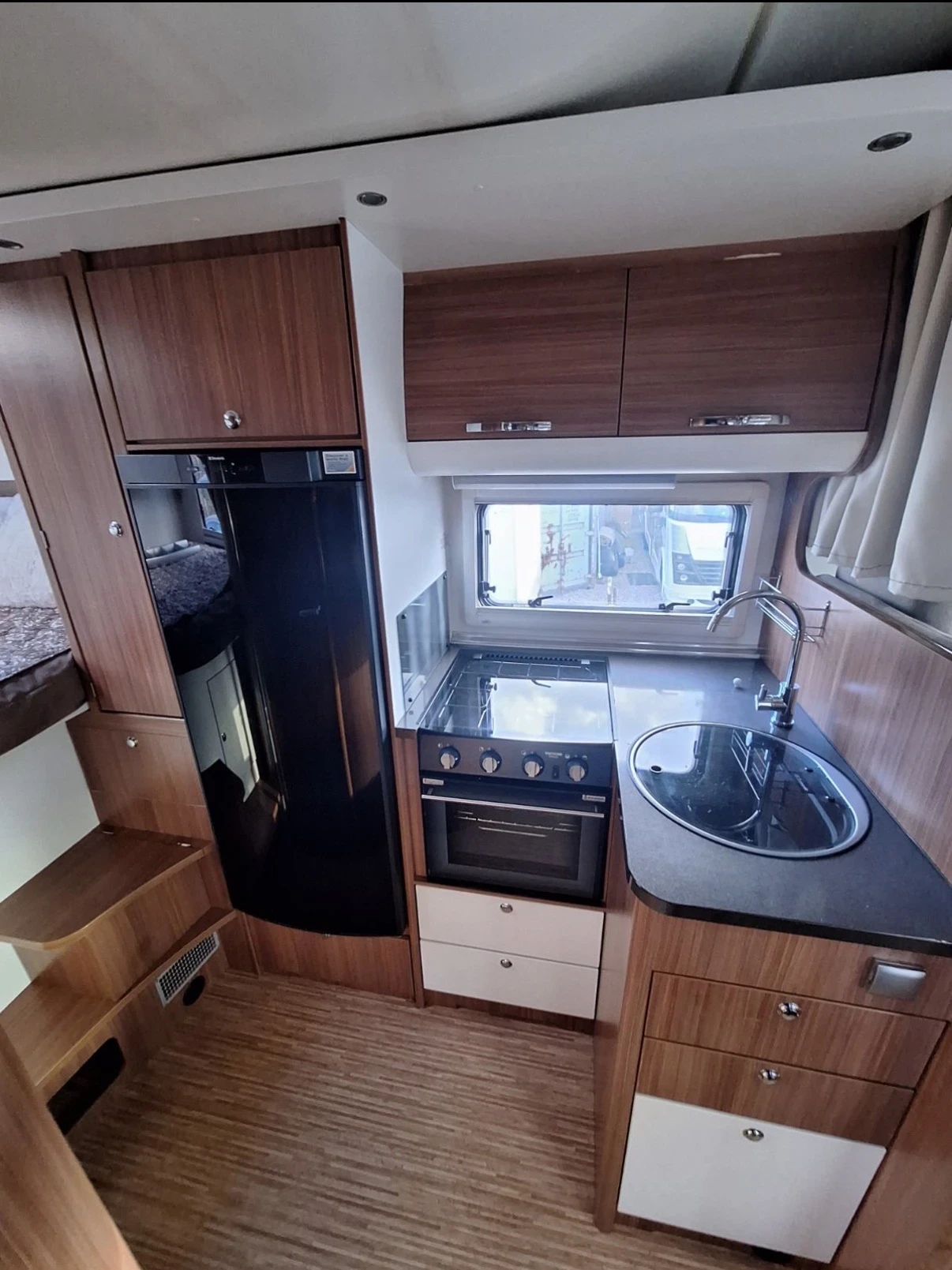 Кемпер Adria Matrix M860SP, снимка 10 - Каравани и кемпери - 56185653
