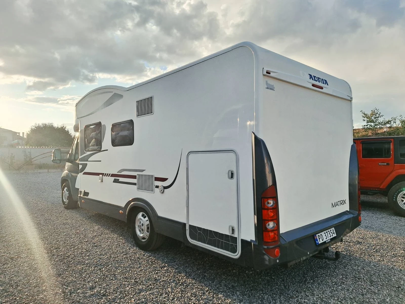 Кемпер Adria Matrix M860SP, снимка 3 - Каравани и кемпери - 56185653