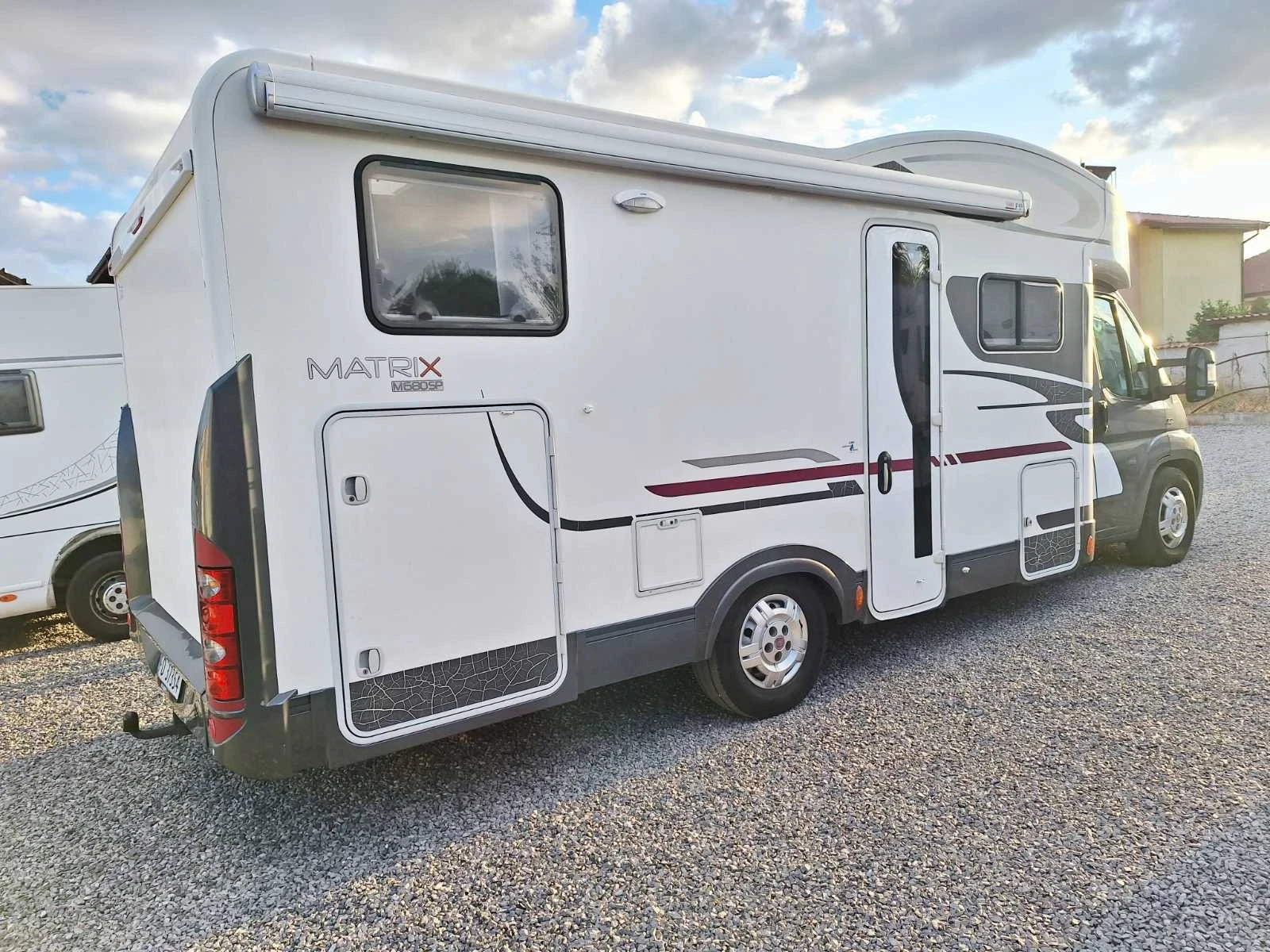 Кемпер Adria Matrix M860SP, снимка 4 - Каравани и кемпери - 56185653