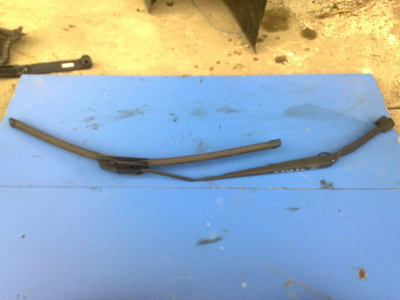 рамо чистачка предно ляво за Мазда 6 2.0D 143к.с. 2006г. комби (черна)