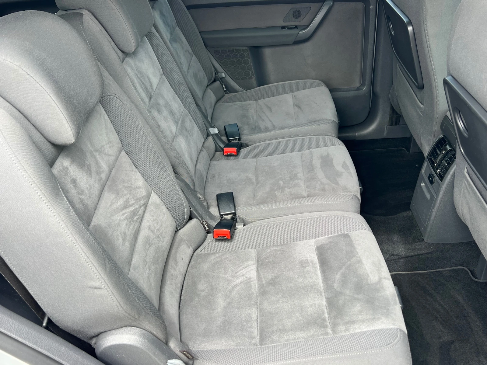 VW Touran 2.0TDI, 7м, ПЪЛНА СЕРВИЗНА ИСТОРИЯ!!!, снимка 15 - Автомобили и джипове - 54484571
