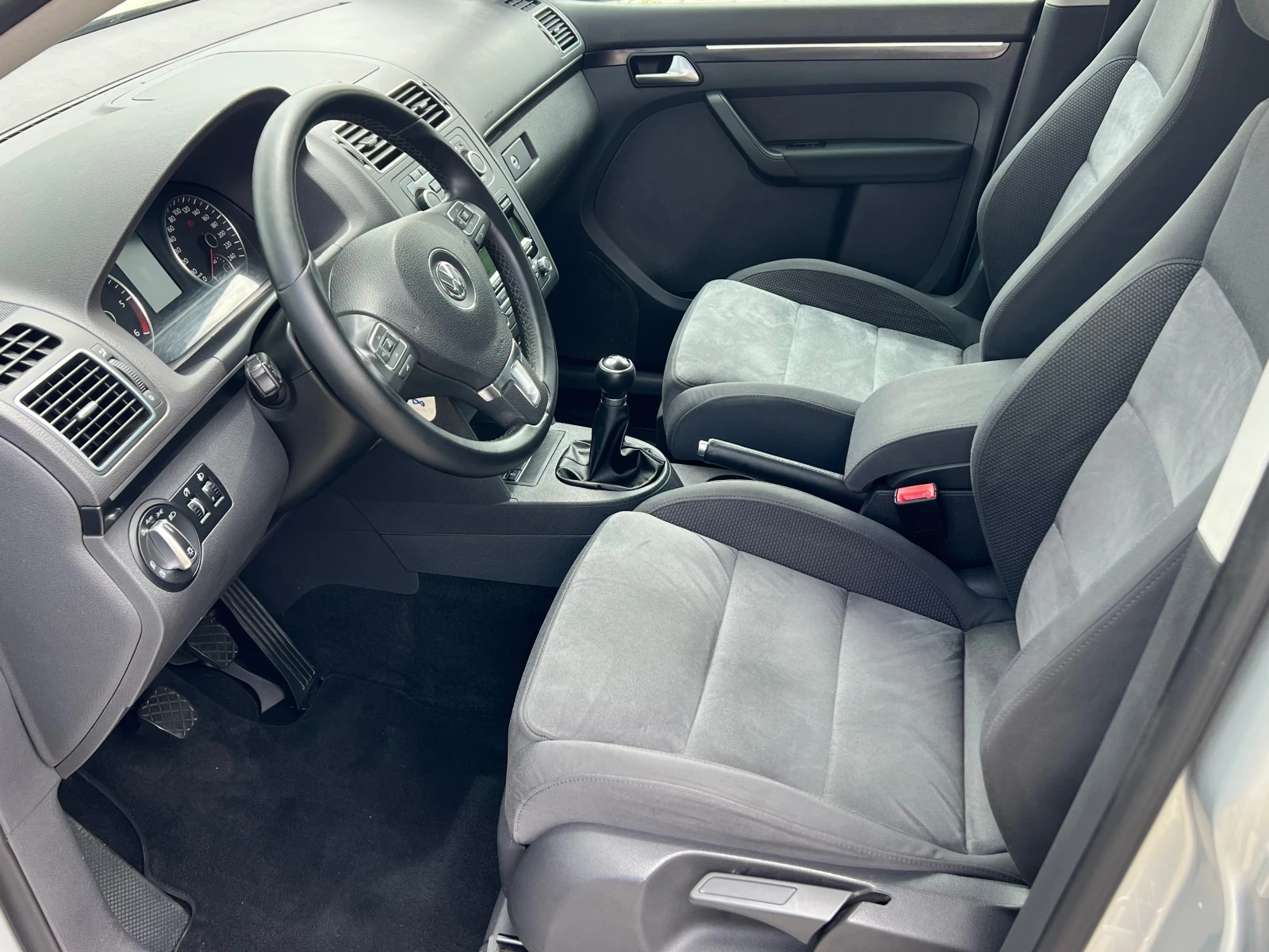 VW Touran 2.0TDI, 7м, ПЪЛНА СЕРВИЗНА ИСТОРИЯ!!!, снимка 9 - Автомобили и джипове - 54484571