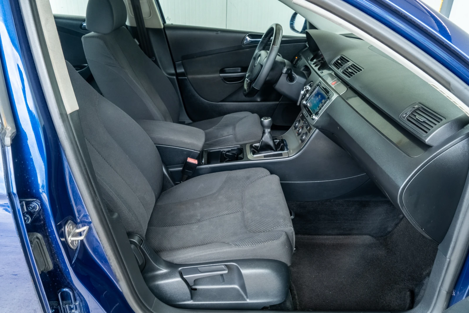VW Passat 1.9TDI = РЪЧКА = 105HP = NAVI = TOP = ЛИЗИНГ, снимка 8 - Автомобили и джипове - 55426126