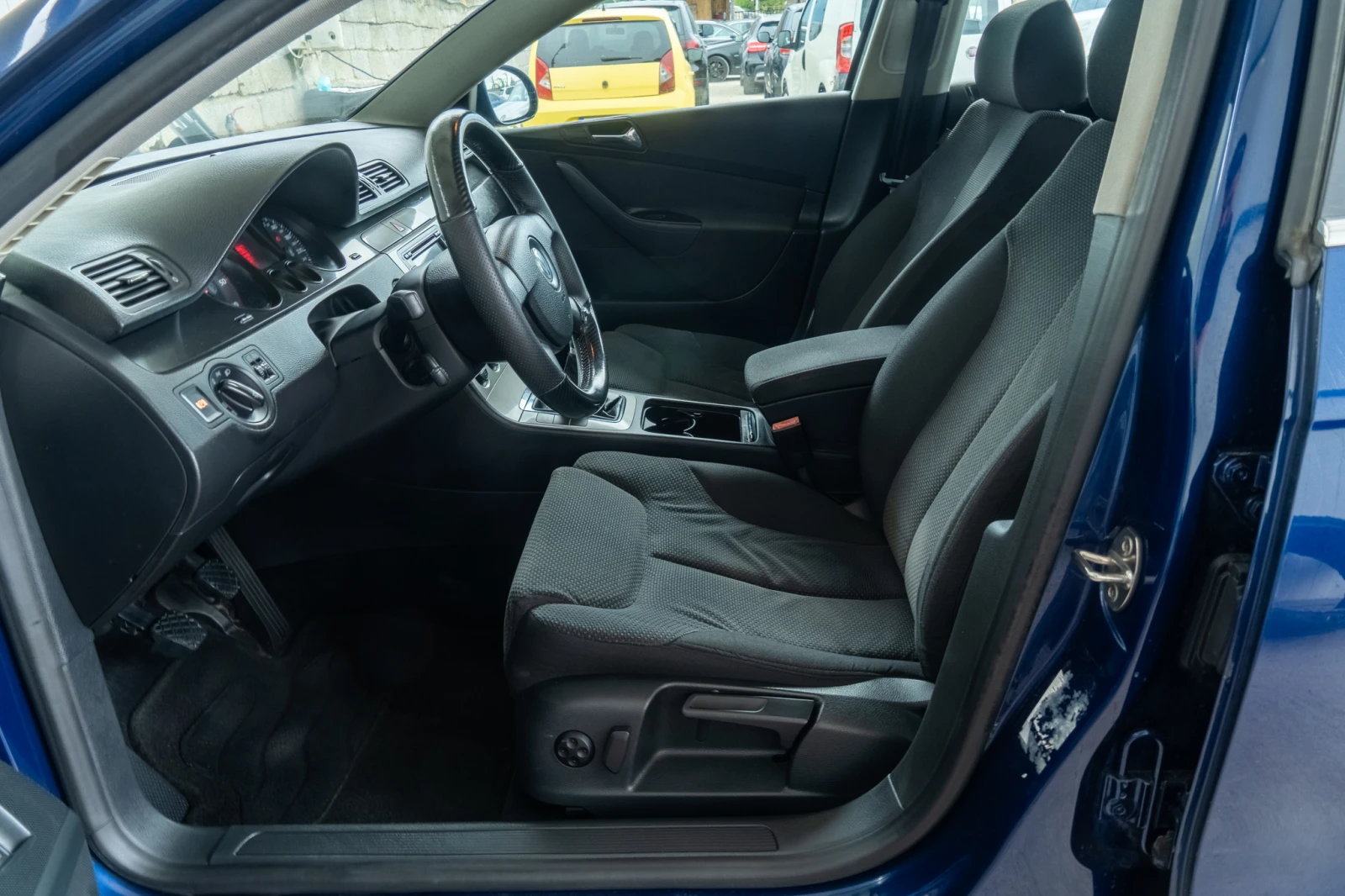 VW Passat 1.9TDI = РЪЧКА = 105HP = NAVI = TOP = ЛИЗИНГ, снимка 7 - Автомобили и джипове - 55426126