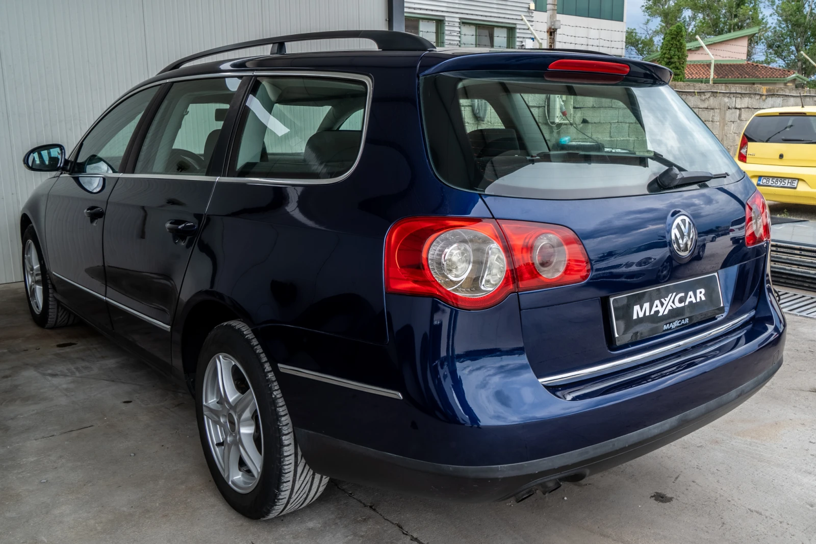 VW Passat 1.9TDI = РЪЧКА = 105HP = NAVI = TOP = ЛИЗИНГ, снимка 6 - Автомобили и джипове - 55426126