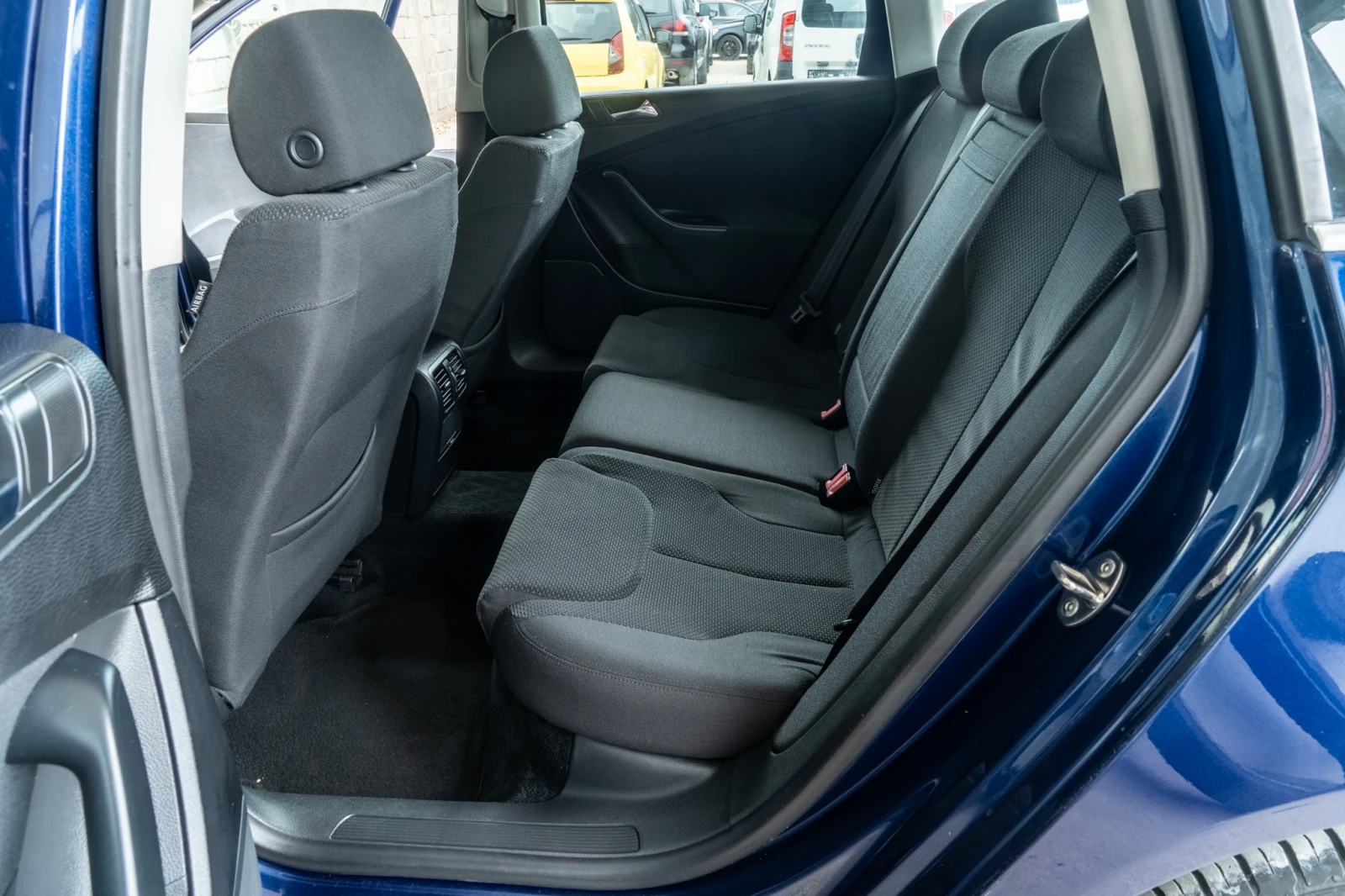 VW Passat 1.9TDI = РЪЧКА = 105HP = NAVI = TOP = ЛИЗИНГ, снимка 10 - Автомобили и джипове - 55426126
