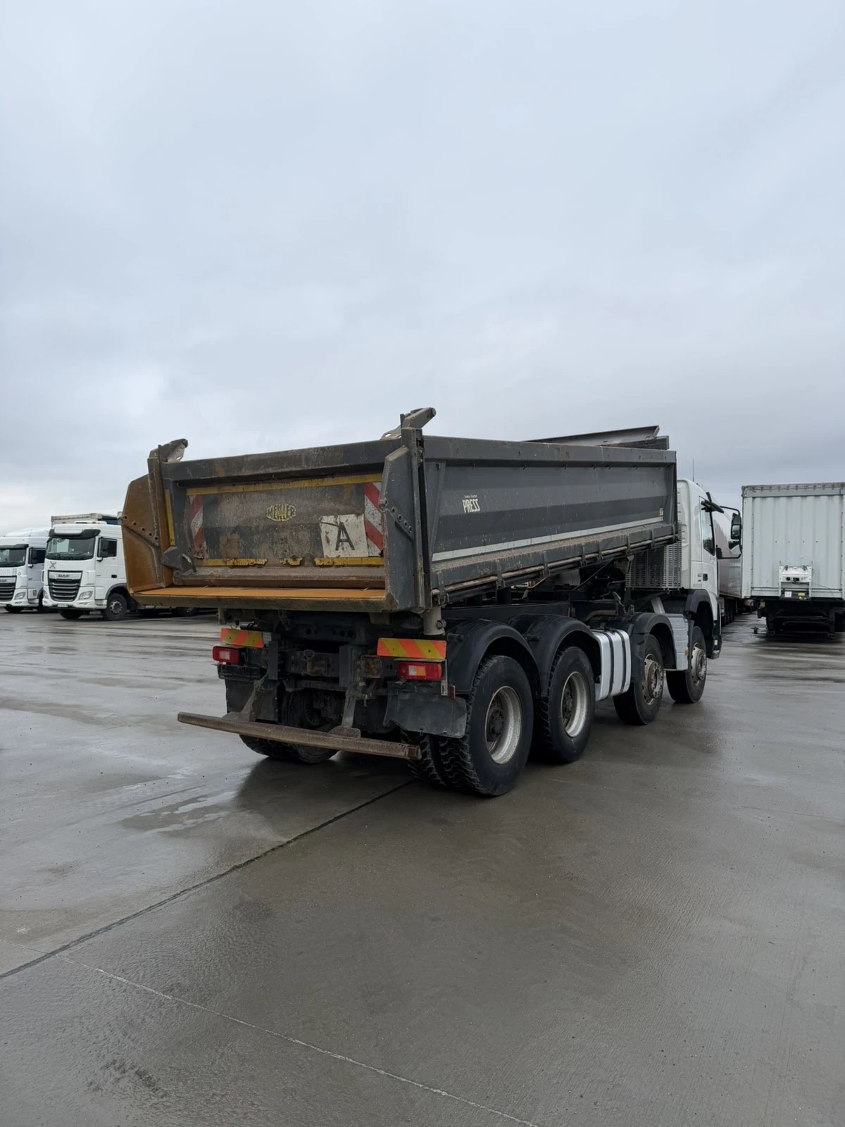 Volvo Fm 8х4 тристранен самосвал - изображение 3