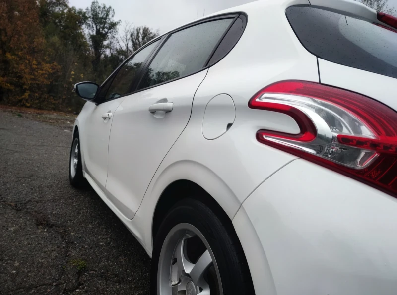 Peugeot 208, снимка 6 - Автомобили и джипове - 52631944