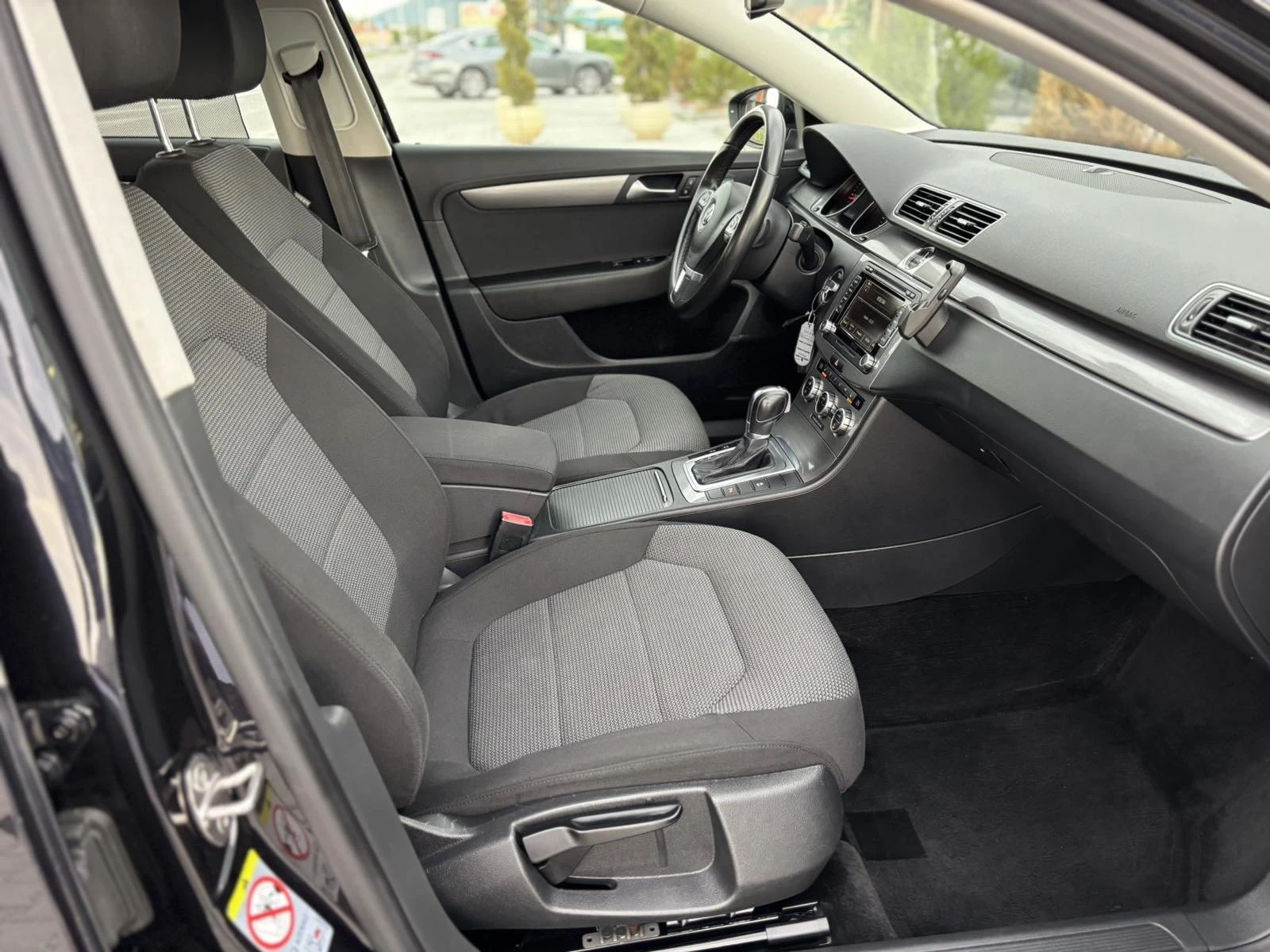 VW Passat 2.0TDi/140кс/DSG/HiGHLiNE/Германия/LED/NAVi/, снимка 8 - Автомобили и джипове - 54371524