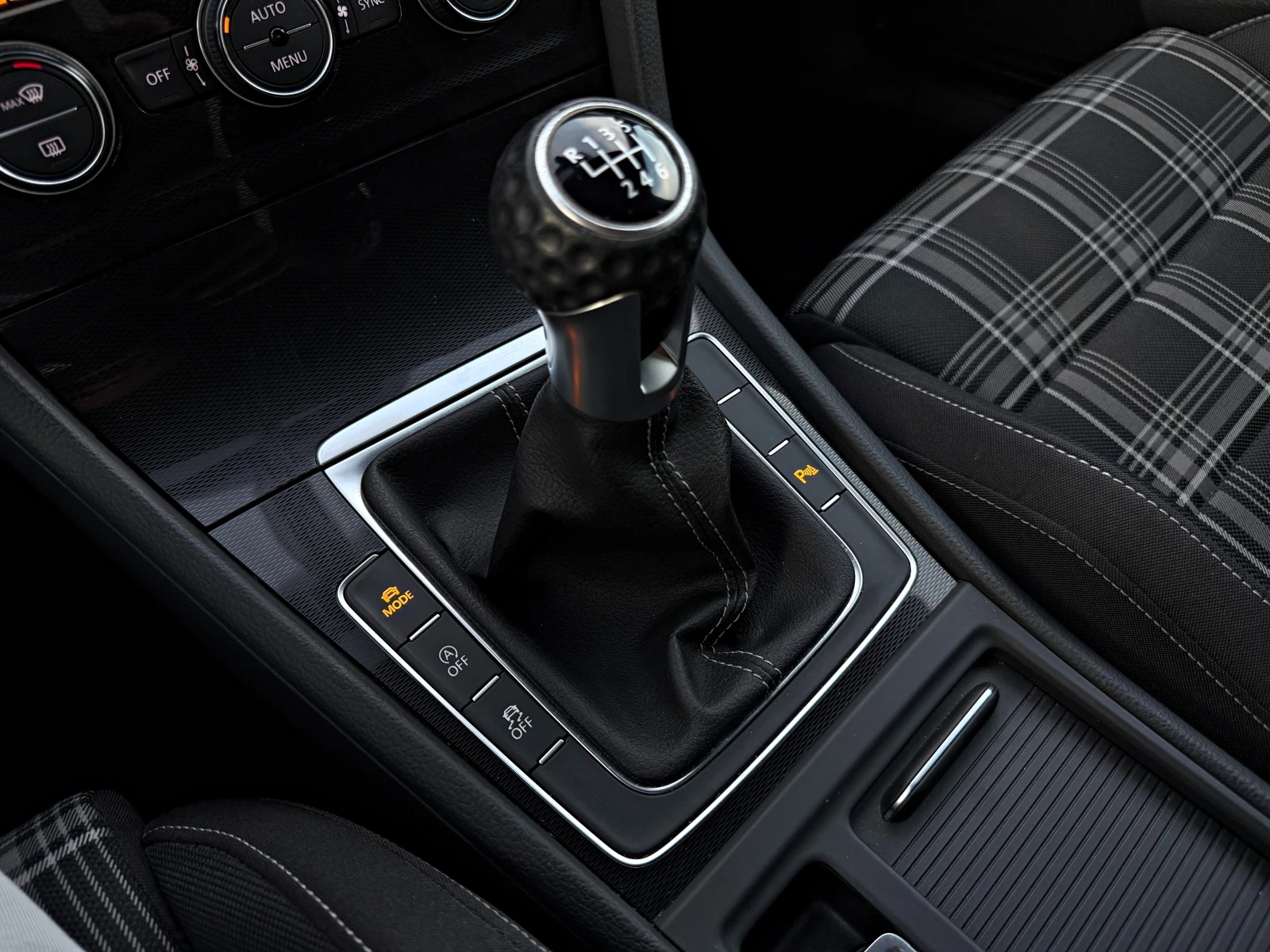 VW Golf GTD LED Подгрев Ambiente, снимка 14 - Автомобили и джипове - 54415333