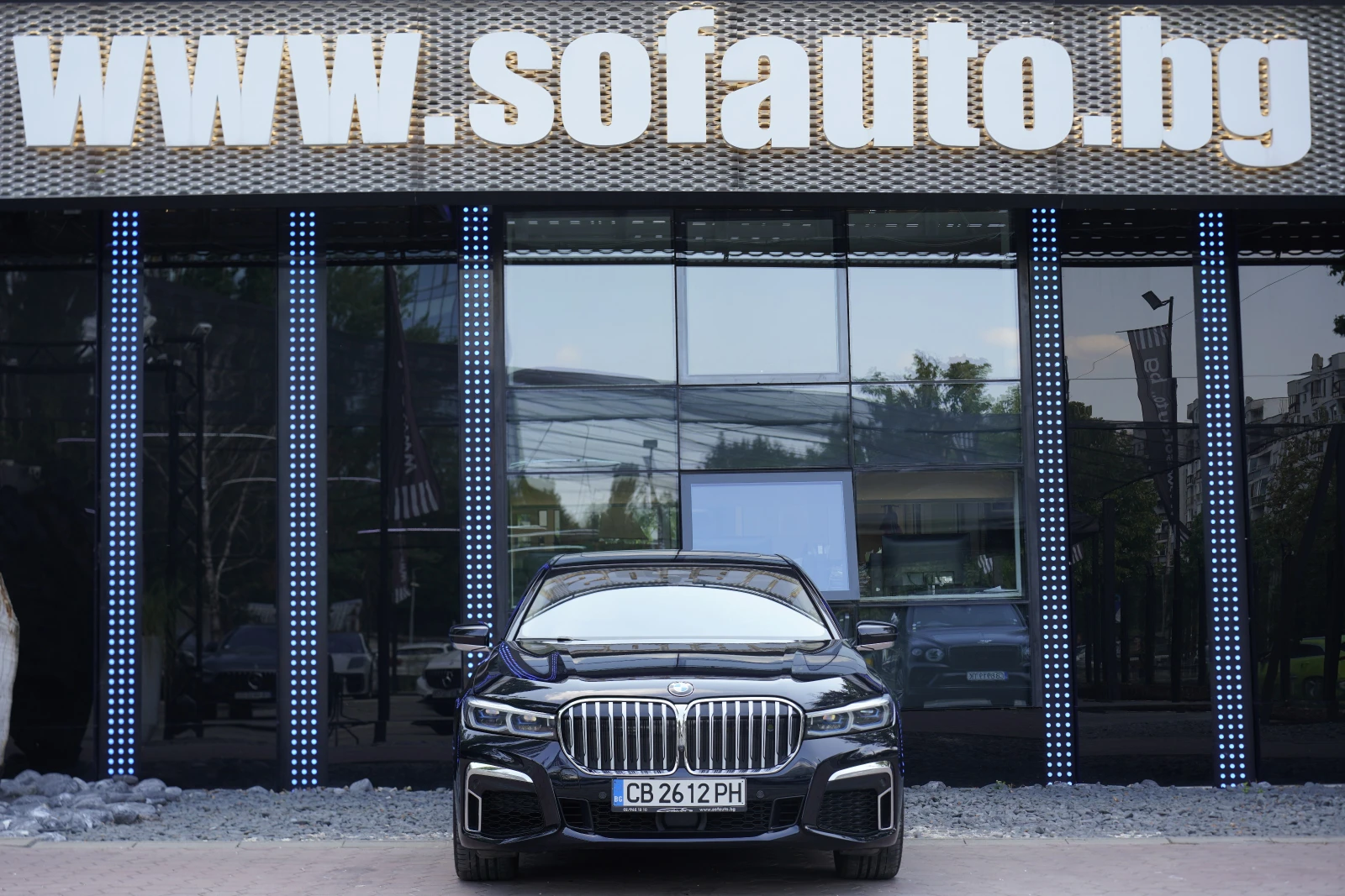BMW 750 i xDrive M Package Individual, снимка 2 - Автомобили и джипове - 55170625