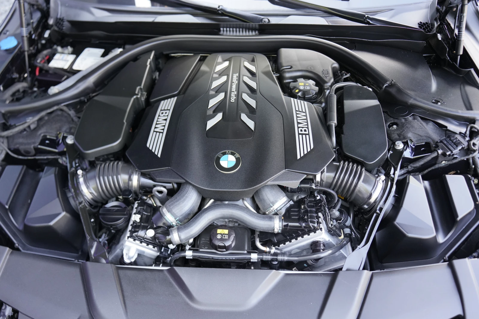 BMW 750 i xDrive M Package Individual, снимка 15 - Автомобили и джипове - 55170625