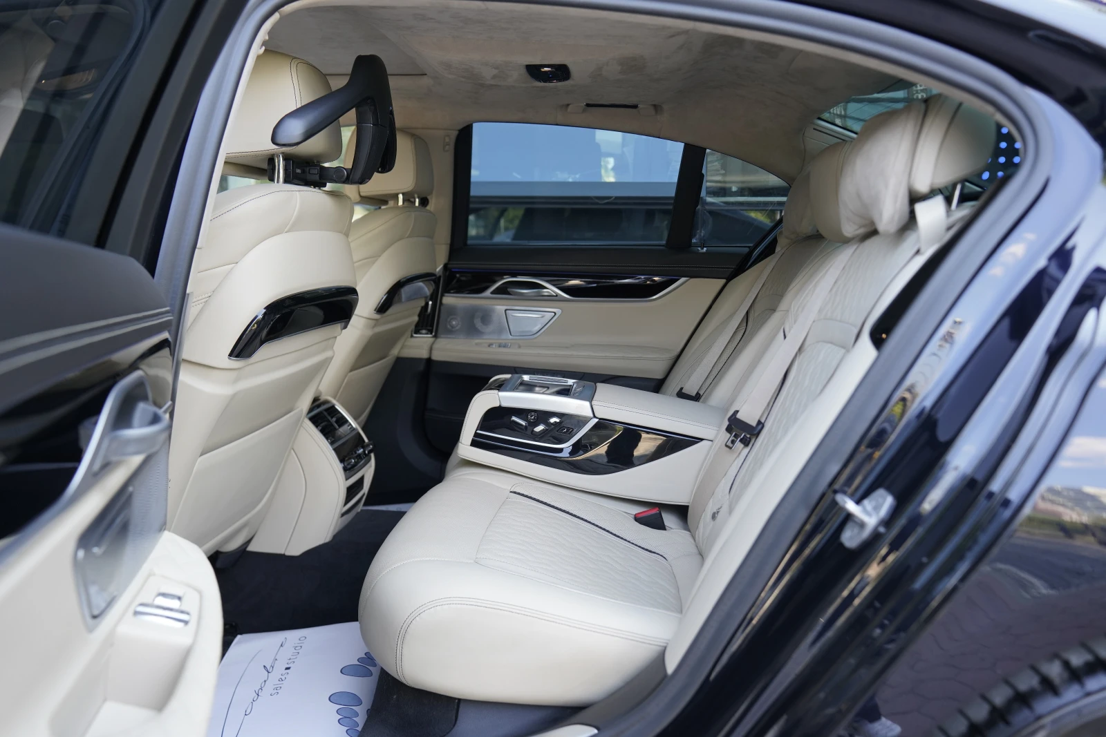 BMW 750 i xDrive M Package Individual, снимка 11 - Автомобили и джипове - 55170625