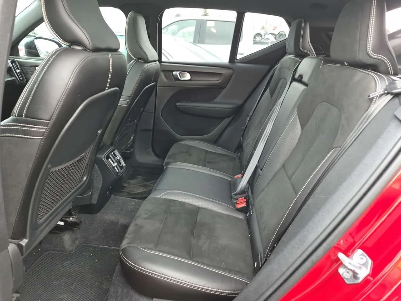 Volvo XC40 R Design  CARFAX, снимка 3 - Автомобили и джипове - 54097369