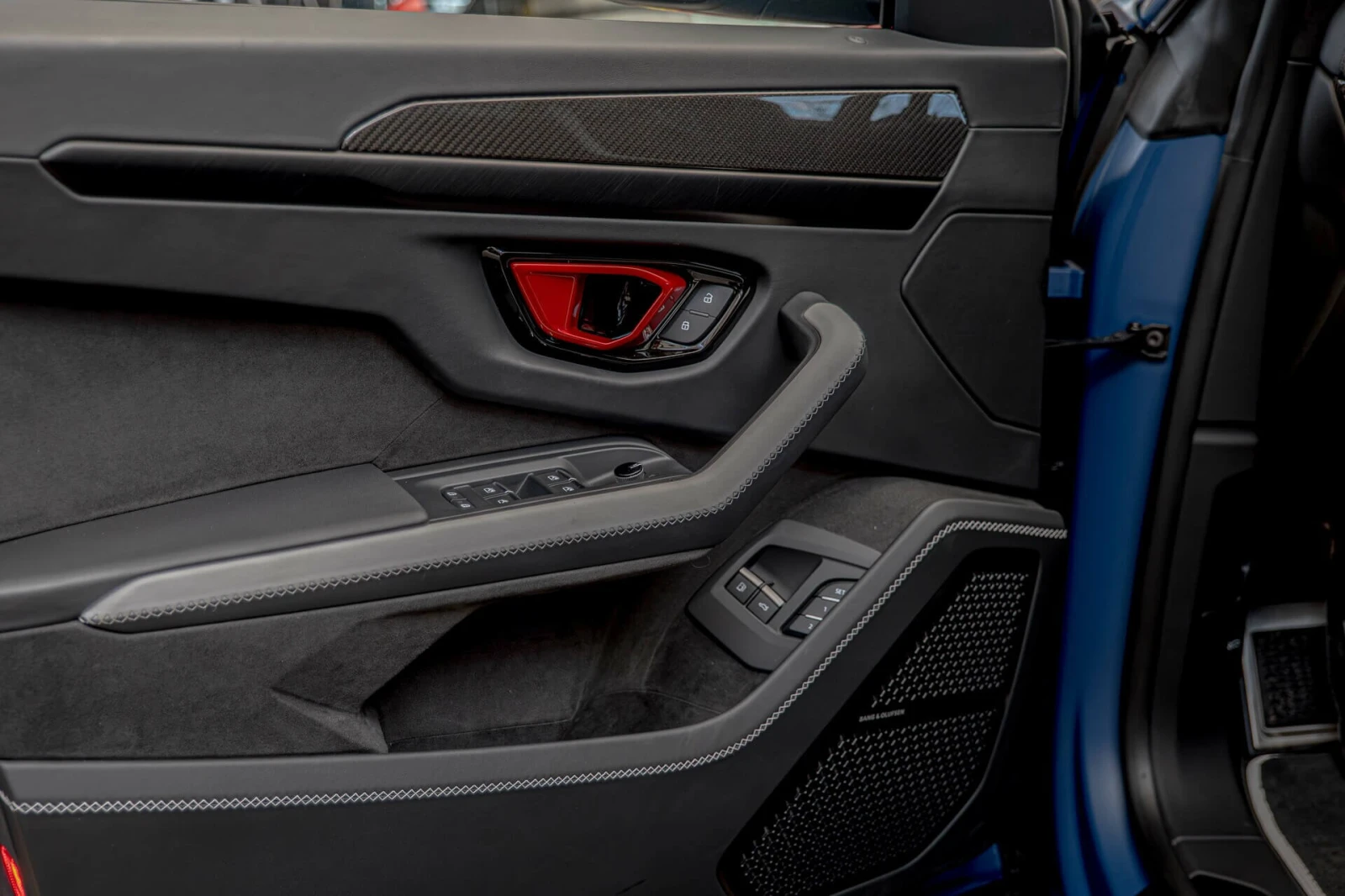 Lamborghini Urus SE/Akrapovic/Bang&Olufsen/Керамика/Карбон/Premium , снимка 12 - Автомобили и джипове - 54268641