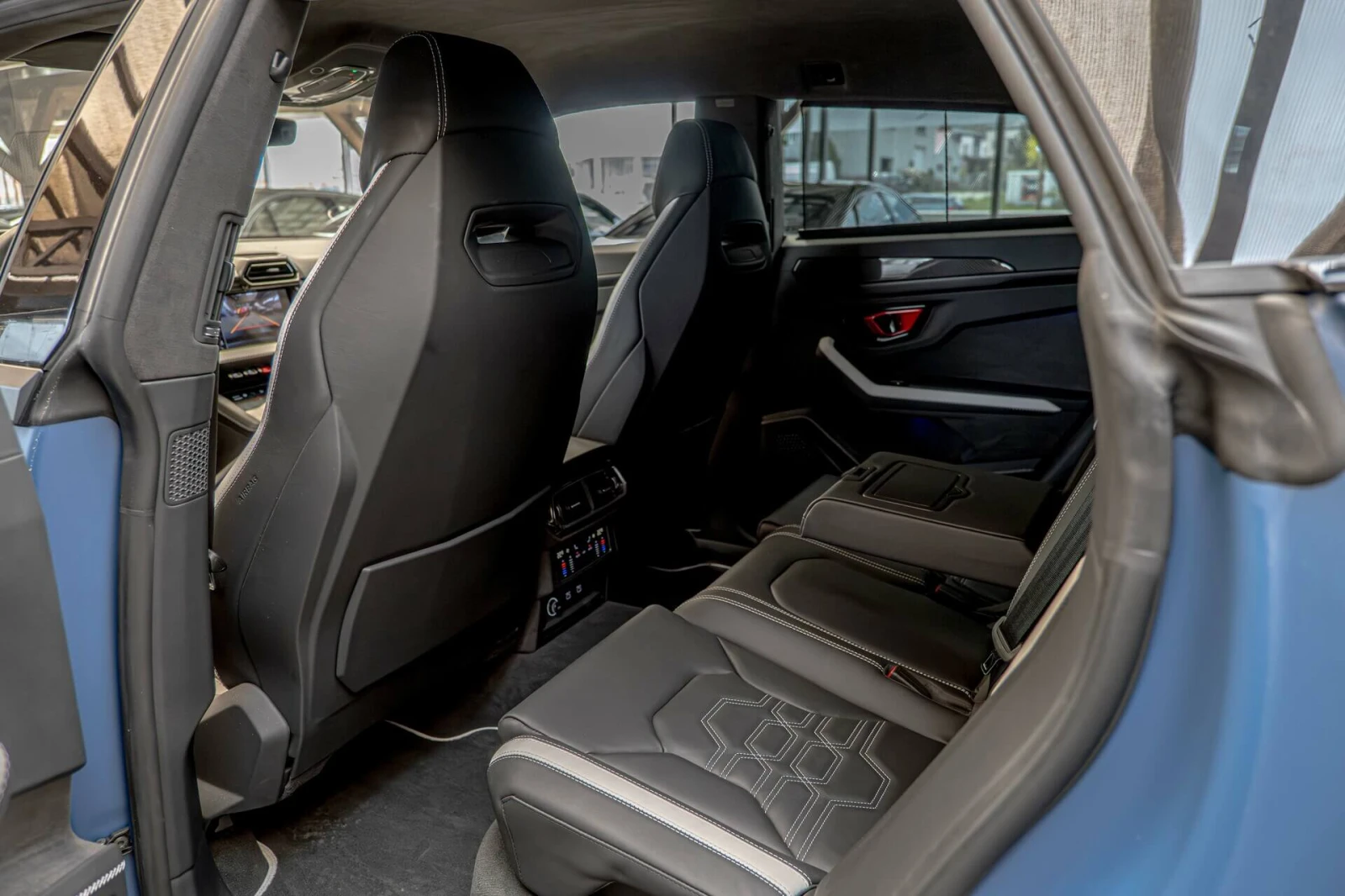 Lamborghini Urus SE/Akrapovic/Bang&Olufsen/Керамика/Карбон/Premium , снимка 13 - Автомобили и джипове - 54268641