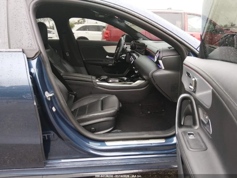 Mercedes-Benz CLA 350, снимка 5 - Автомобили и джипове - 53466677