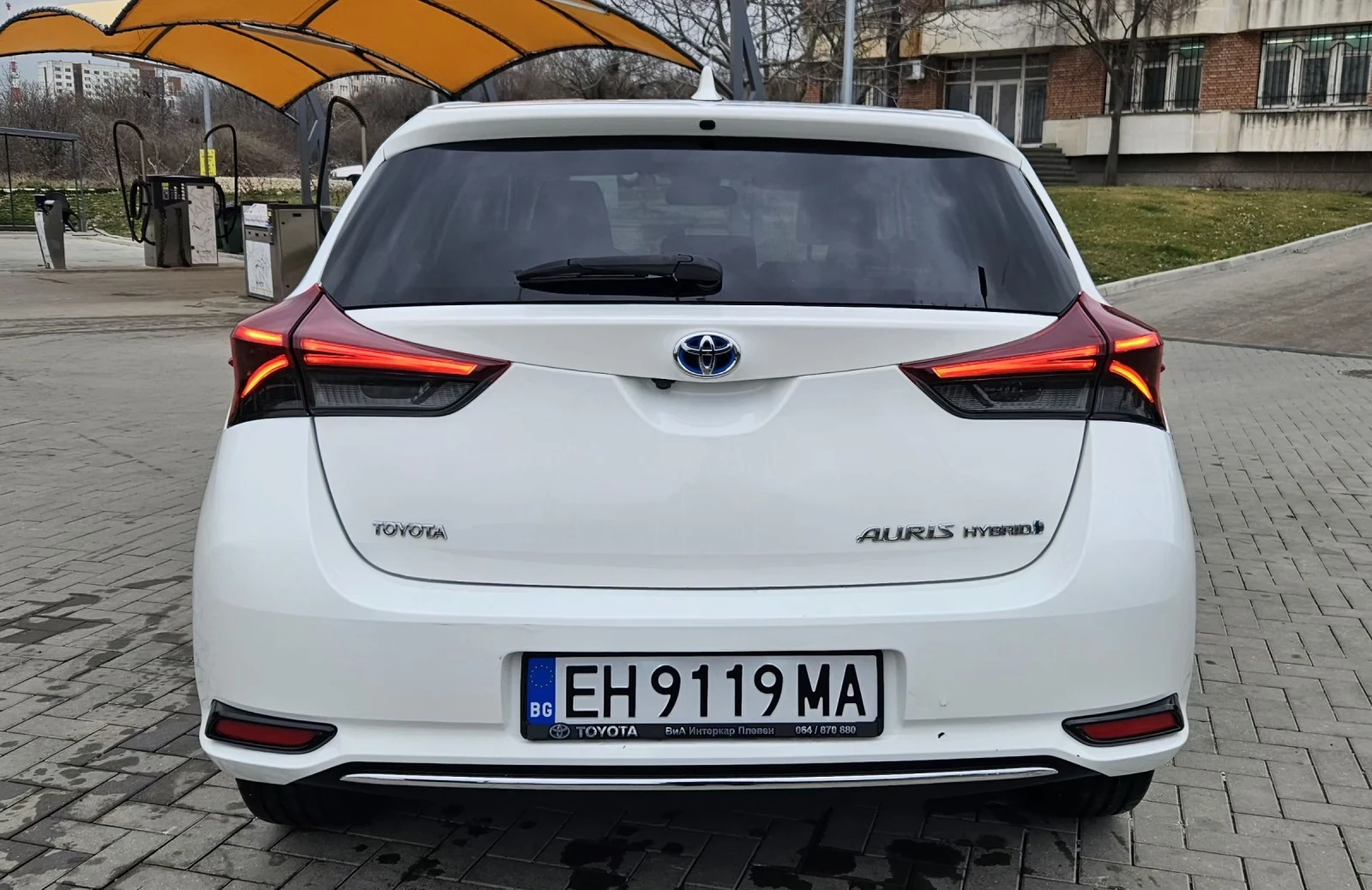 Toyota Auris 1.8 Hybrid(гаранционна)!, снимка 7 - Автомобили и джипове - 53915274