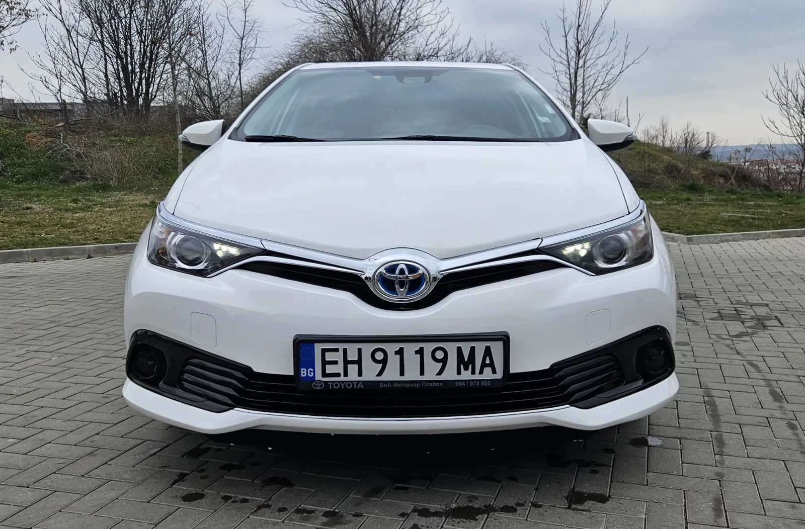 Toyota Auris 1.8 Hybrid(гаранционна)!, снимка 3 - Автомобили и джипове - 53915274